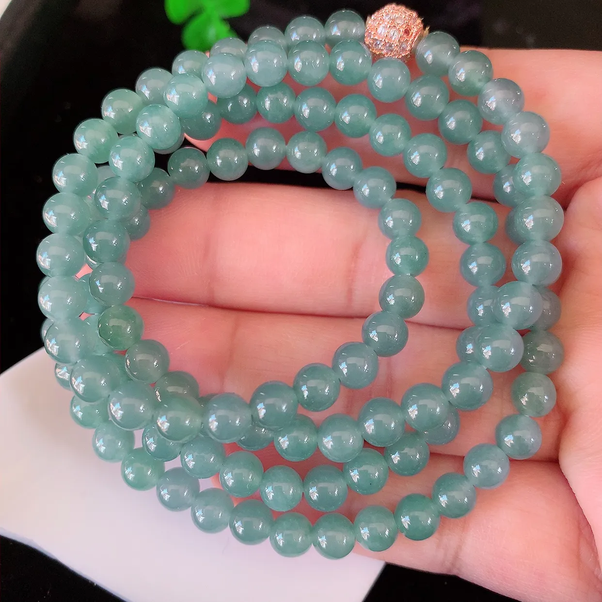 自然光实拍，冰种满色翡翠项链，翠色灵动，佩戴效果时尚出众，尽显气质，玉质细腻，美感十足。#001.1取一尺寸5.8