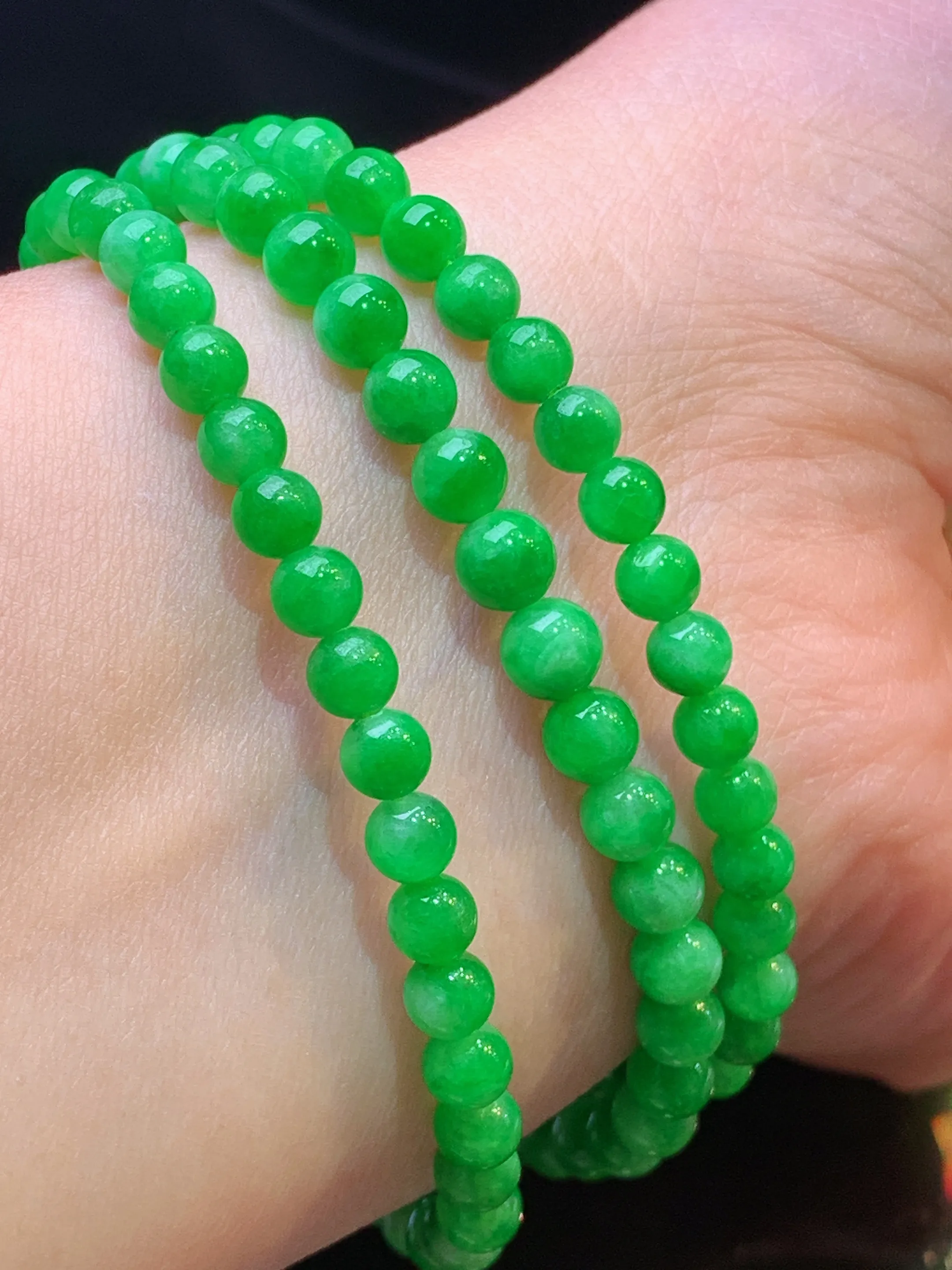 翠绿圆珠项链 玉质细腻 色泽艳丽清新 整体尺寸5
