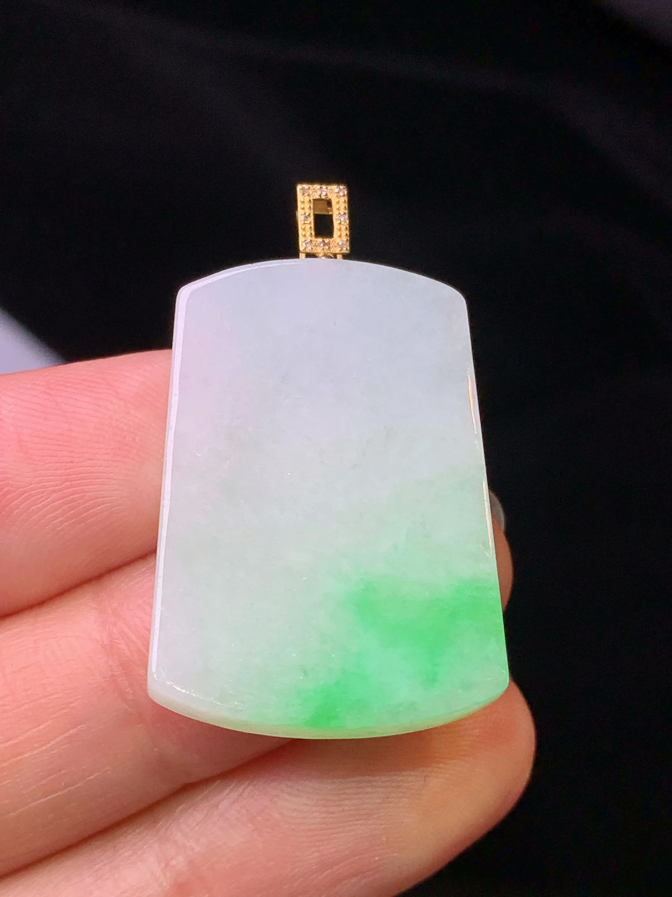 18k金镶嵌飘绿无事牌吊坠 玉质细腻 色泽艳丽清新 整体尺寸34.8*20.2*3.5