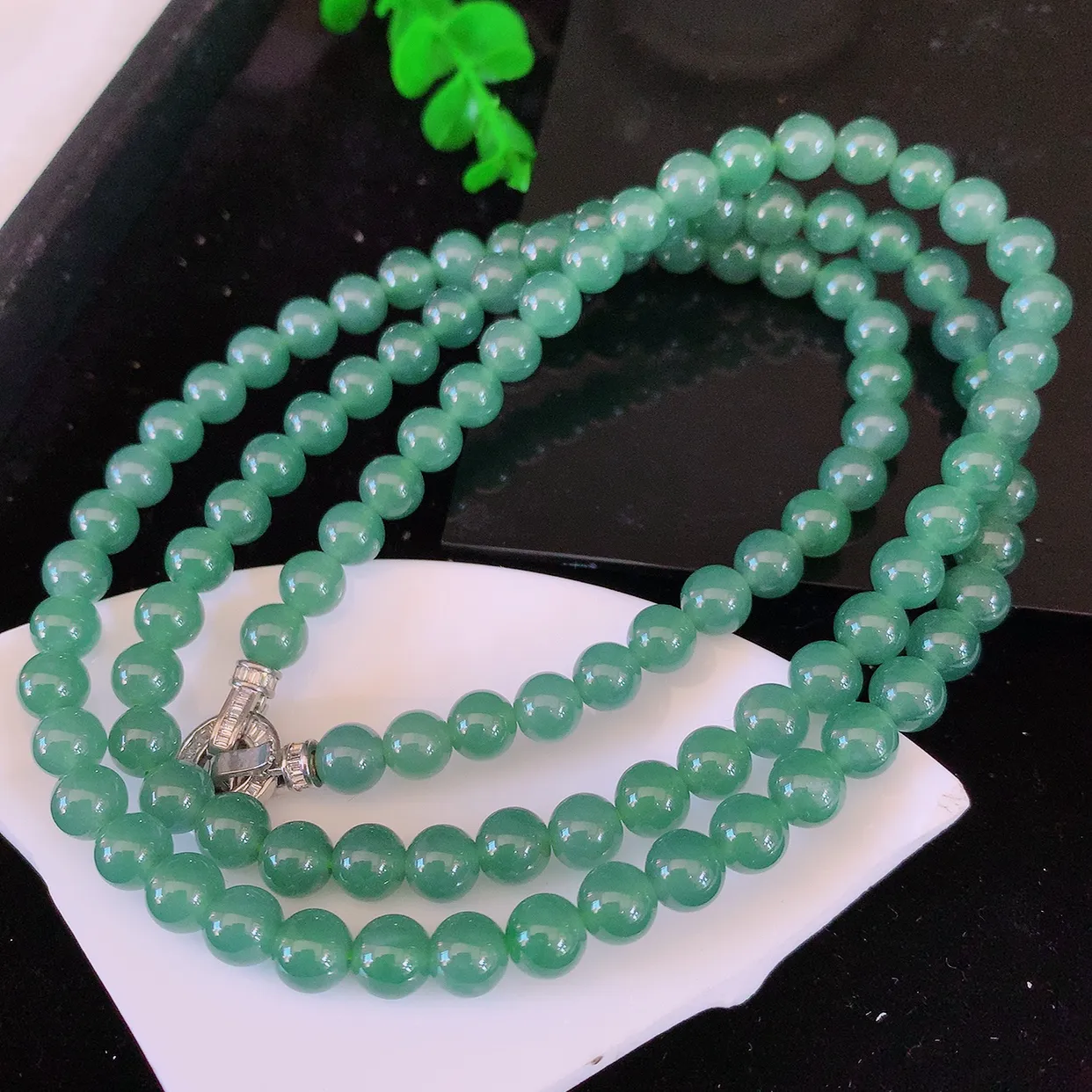 自然光实拍，冰种满色翡翠项链，翠色灵动，佩戴效果时尚出众，尽显气质，玉质细腻，美感十足。#001.1取一尺寸6.6