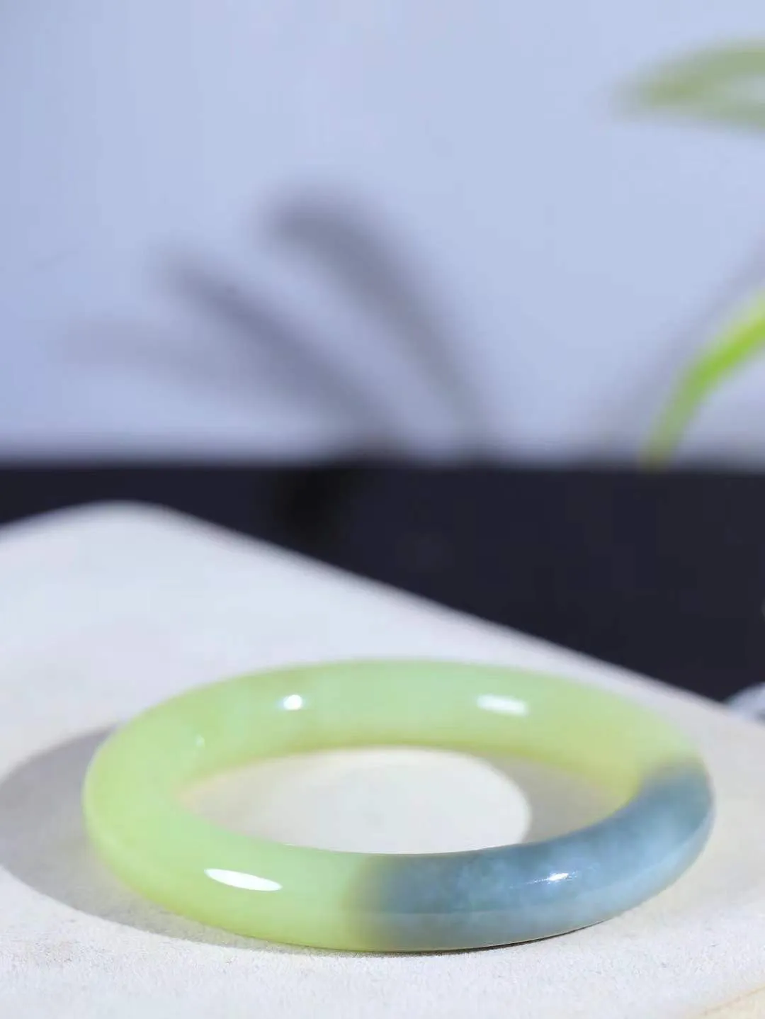 【花样年华·手镯】

精品和田玉双色圆条手镯，质地油润细腻，色泽高贵典雅，镯型古朴典雅。在诗情画意