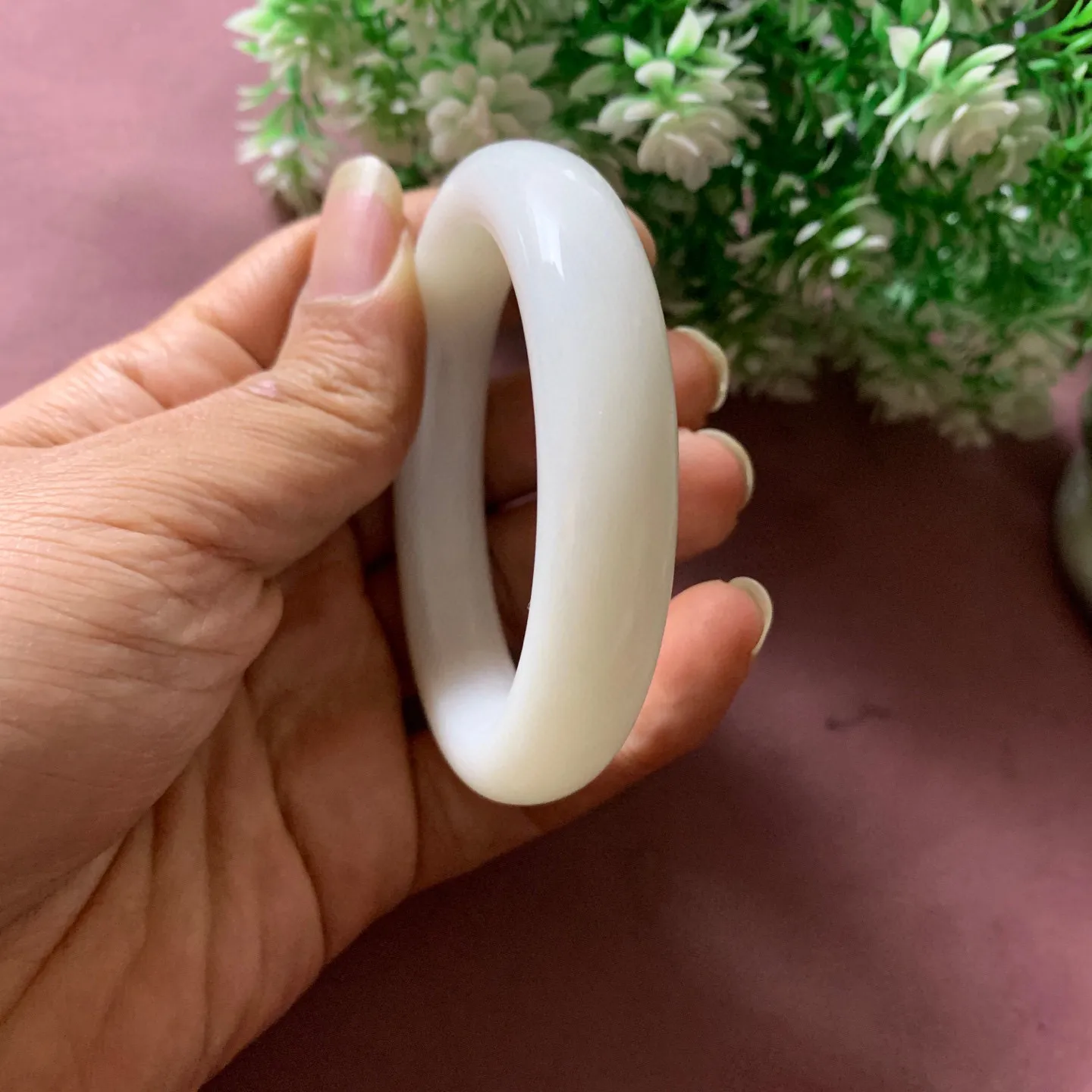 54圈口和田玉白玉宽条手镯【挽间柔情】，和田玉54圈口手镯，精品粉糖，镯型古朴典雅。在诗情画意的雨巷相遇，你是我腕间的一抹风情，有你眸有深情.清风荡漾湖间静水，我愿俯身低眉，在烟波涟漪处寻