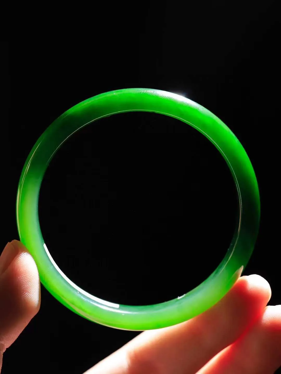 【碧波流转·手镯】

收藏级臻品️和田玉碧玉手镯，玉质细腻温润，手感舒适，️线条流畅，简约大气，美自天成，佩戴于腕间，婉约之美，举手投足间透出那份低调奢华，醉人心扉。
重37.2克 内径圈口58.5mm尺寸11.5-6.5mm  FDA-13151008