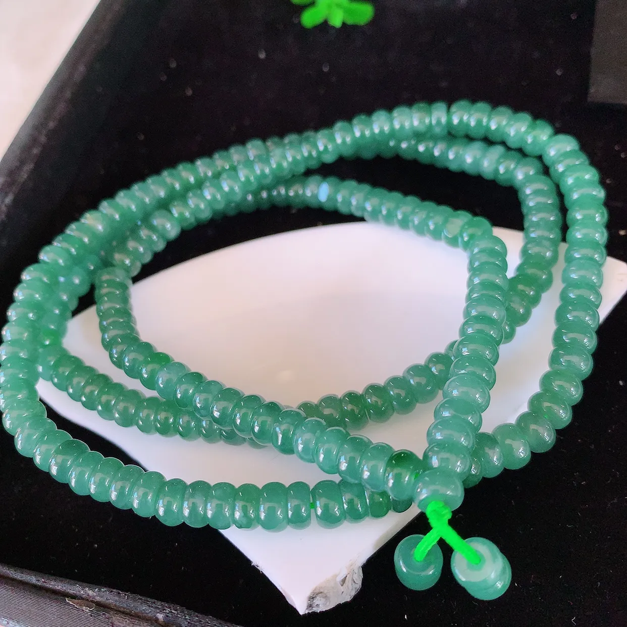 自然光实拍，冰满色翡翠项链，翠色灵动，佩戴效果时尚出众，尽显气质，玉质细腻，美感十足。#001.1取一尺寸6*3.2