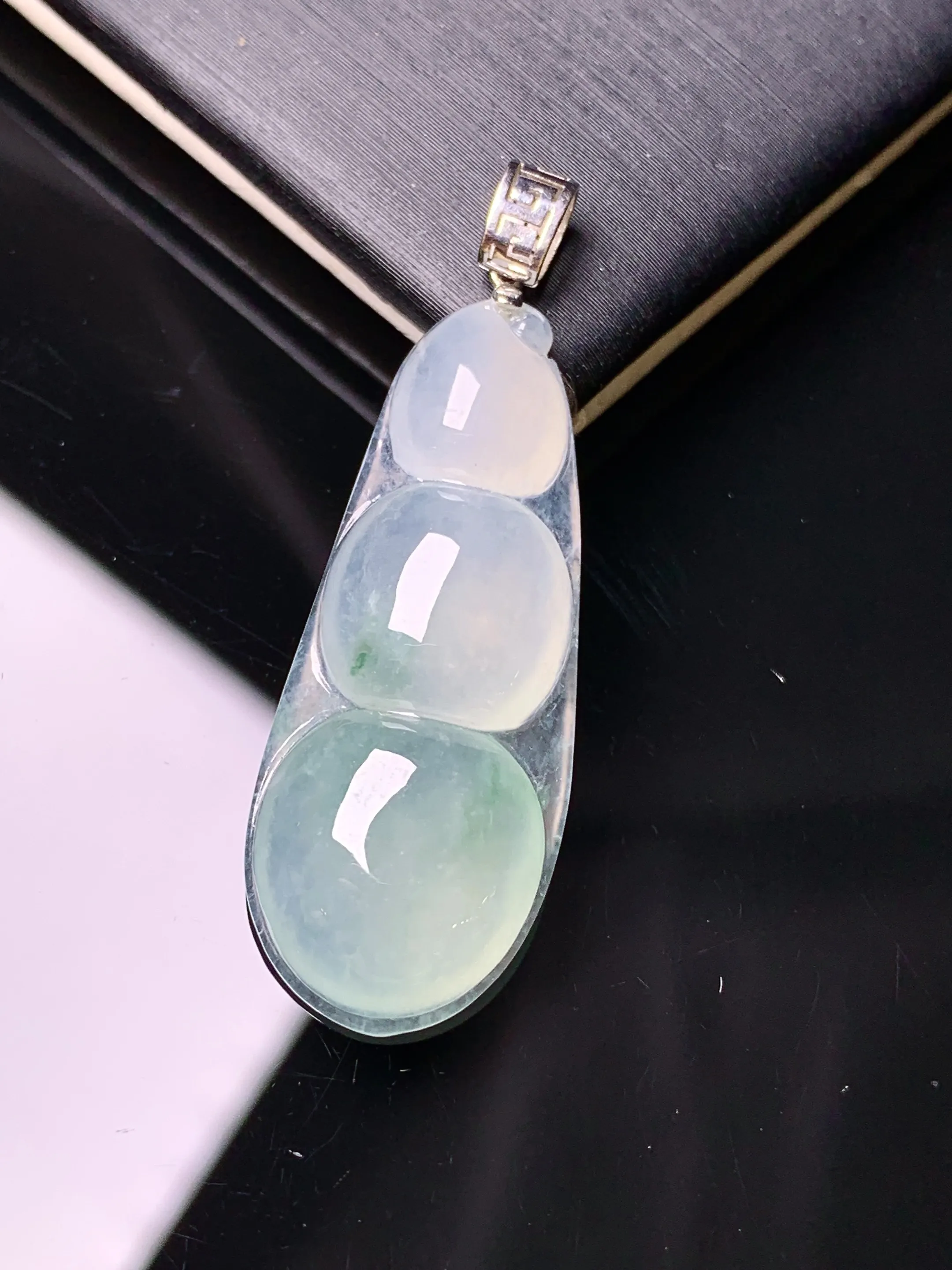 18k金镶嵌冰种四季豆吊坠 玉质细腻 色泽艳丽清新 整体尺寸38.2*12.8*4.8