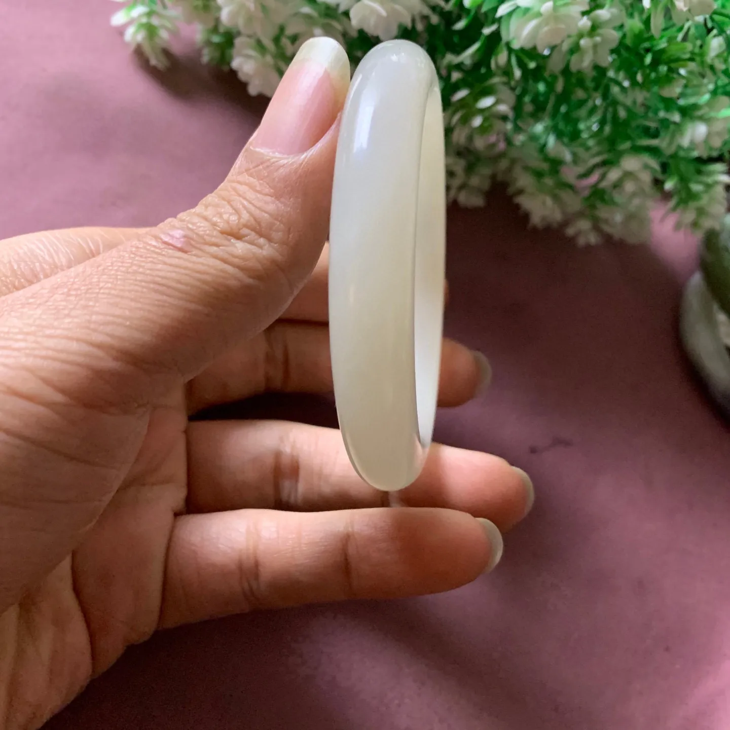 55圈口和田玉藕粉色手镯【挽间柔情】，和田玉55圈口手镯，精品粉糖，镯型古朴典雅。在诗情画意的雨巷相遇，你是我腕间的一抹风情，有你眸有深情.清风荡漾湖间静水，我愿俯身低眉，在烟波涟漪处寻