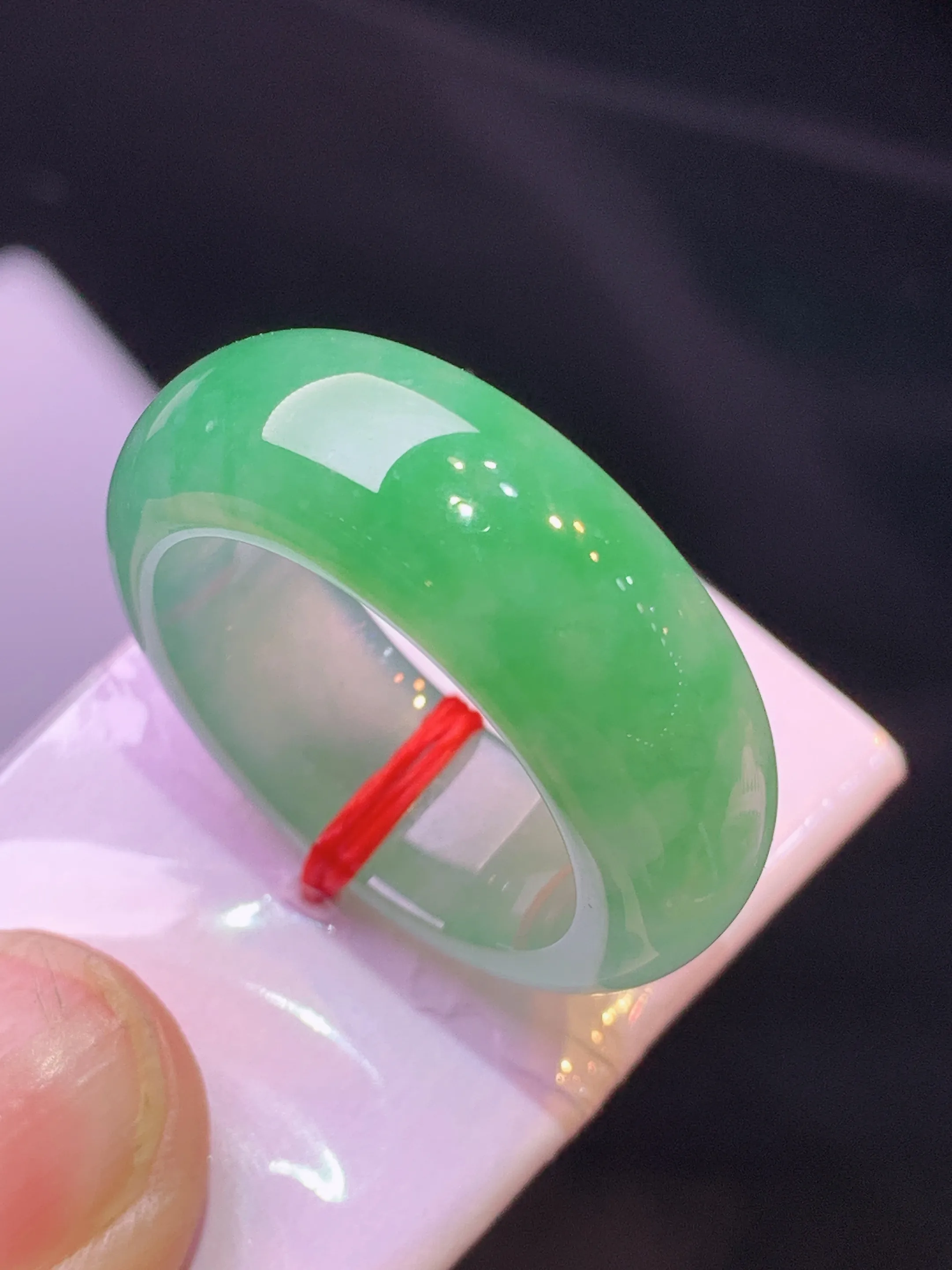 翠绿指环 吊坠 玉质细腻 色泽艳丽清新 圈口20 整体尺寸28.2*8.8*4.5