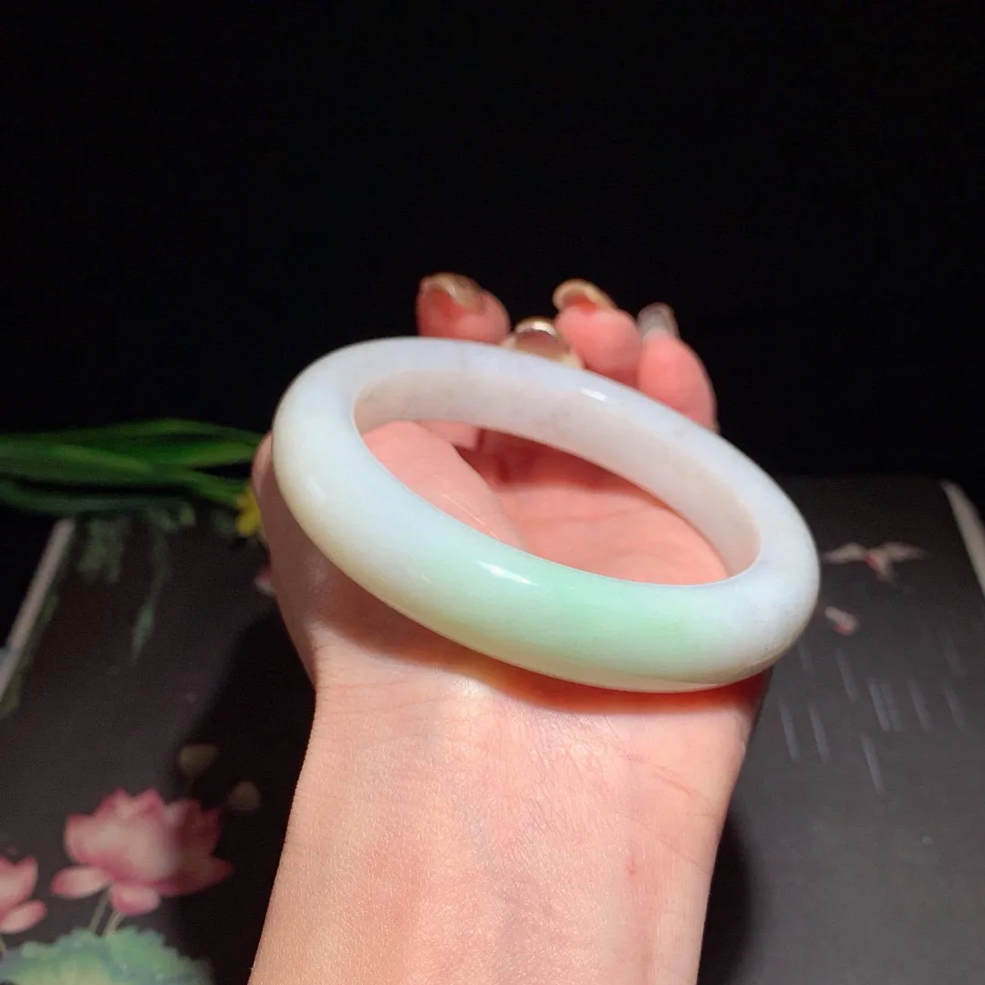 和田玉58圈口翠青手镯！玉质细腻油润 底色纯净 无裂无黑 脂粉好，品质高