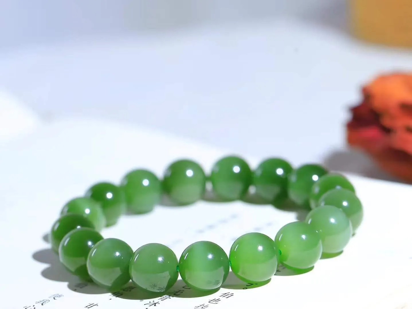 【珠圆玉润.手串】

精品和田玉碧玉猫眼珠圆玉润手串 玉质温润细腻  整串打磨圆润，佩戴舒适。珠珠落