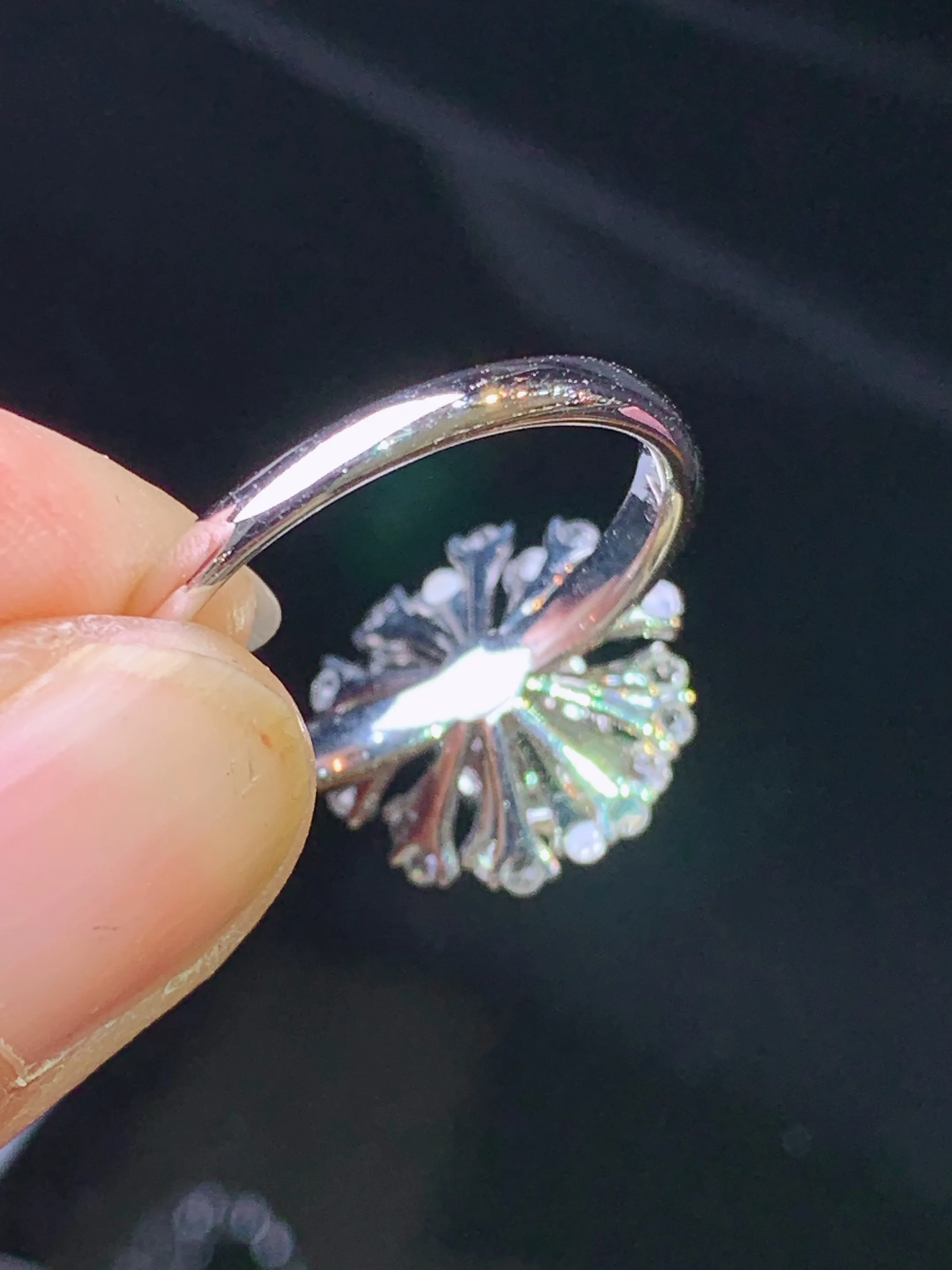 18k金钻镶嵌满绿蛋面戒指 玉质细腻 色泽艳丽清新 圈口14 整体尺寸13*13.8*7.6