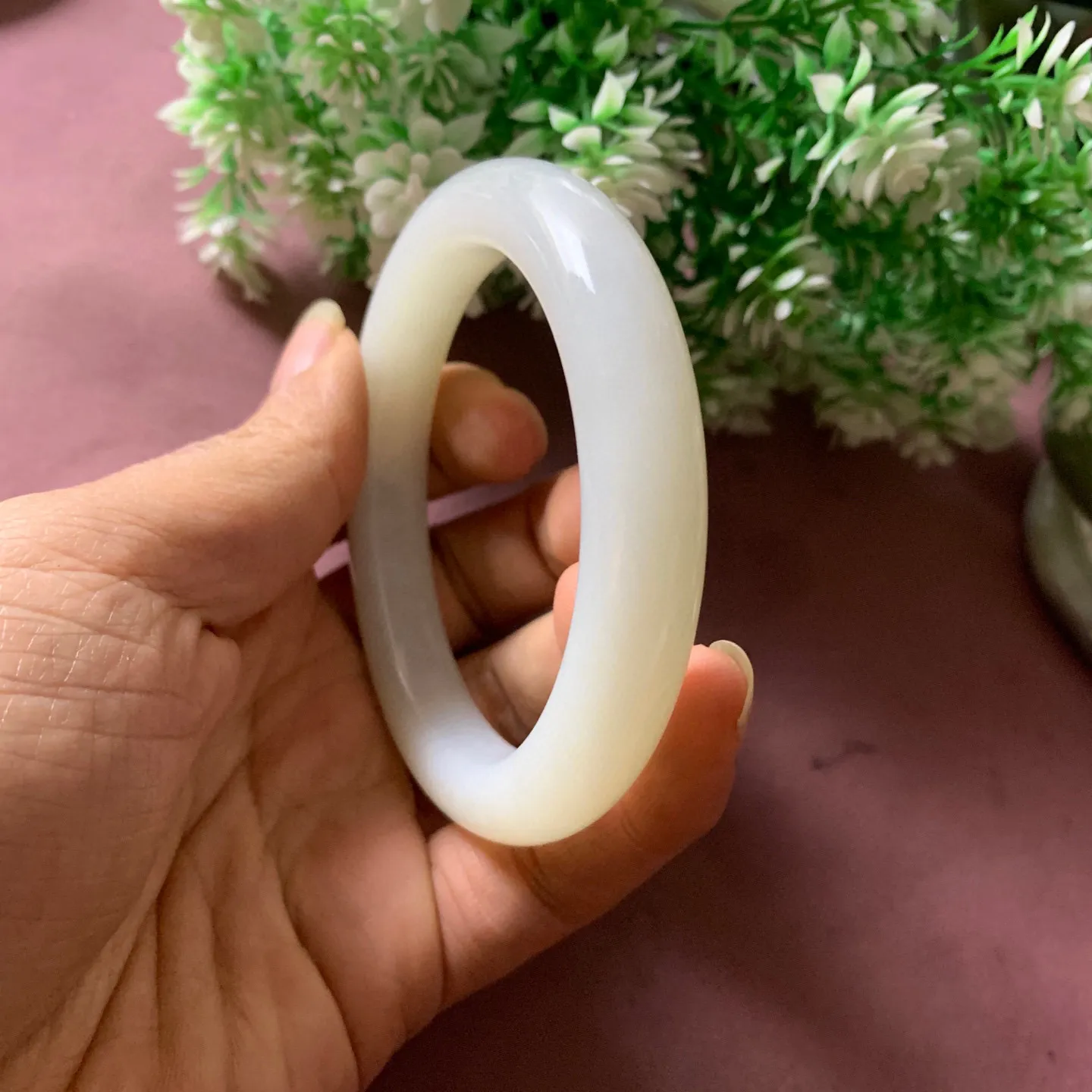 58圈口和田玉白玉手镯【挽间柔情】，和田玉60圈口手镯，精品粉糖，镯型古朴典雅。在诗情画意的雨巷相遇