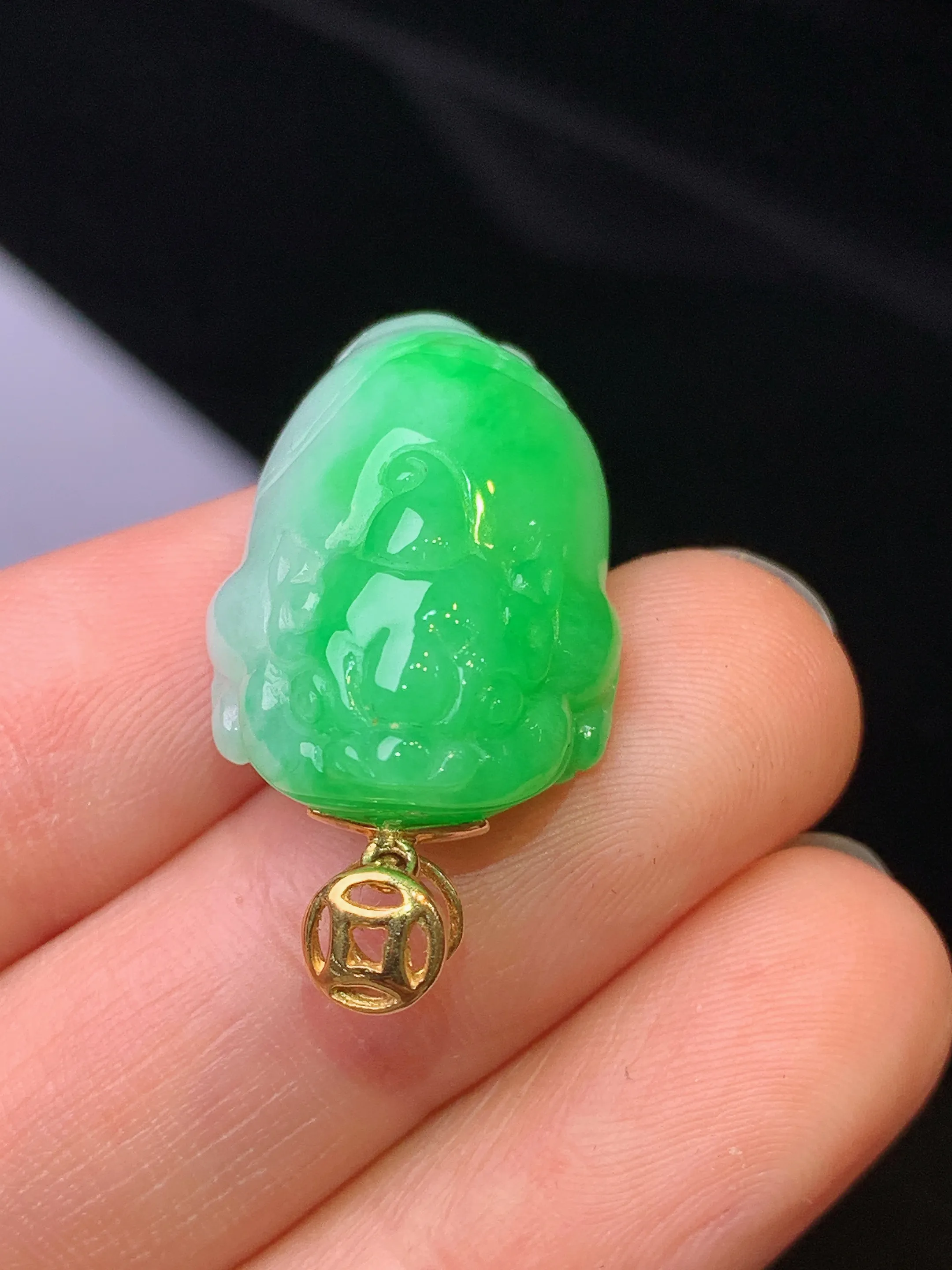18k金镶嵌翠绿金蟾吊坠 玉质细腻 色泽艳丽清新 整体尺寸29.5*15.8*10.5