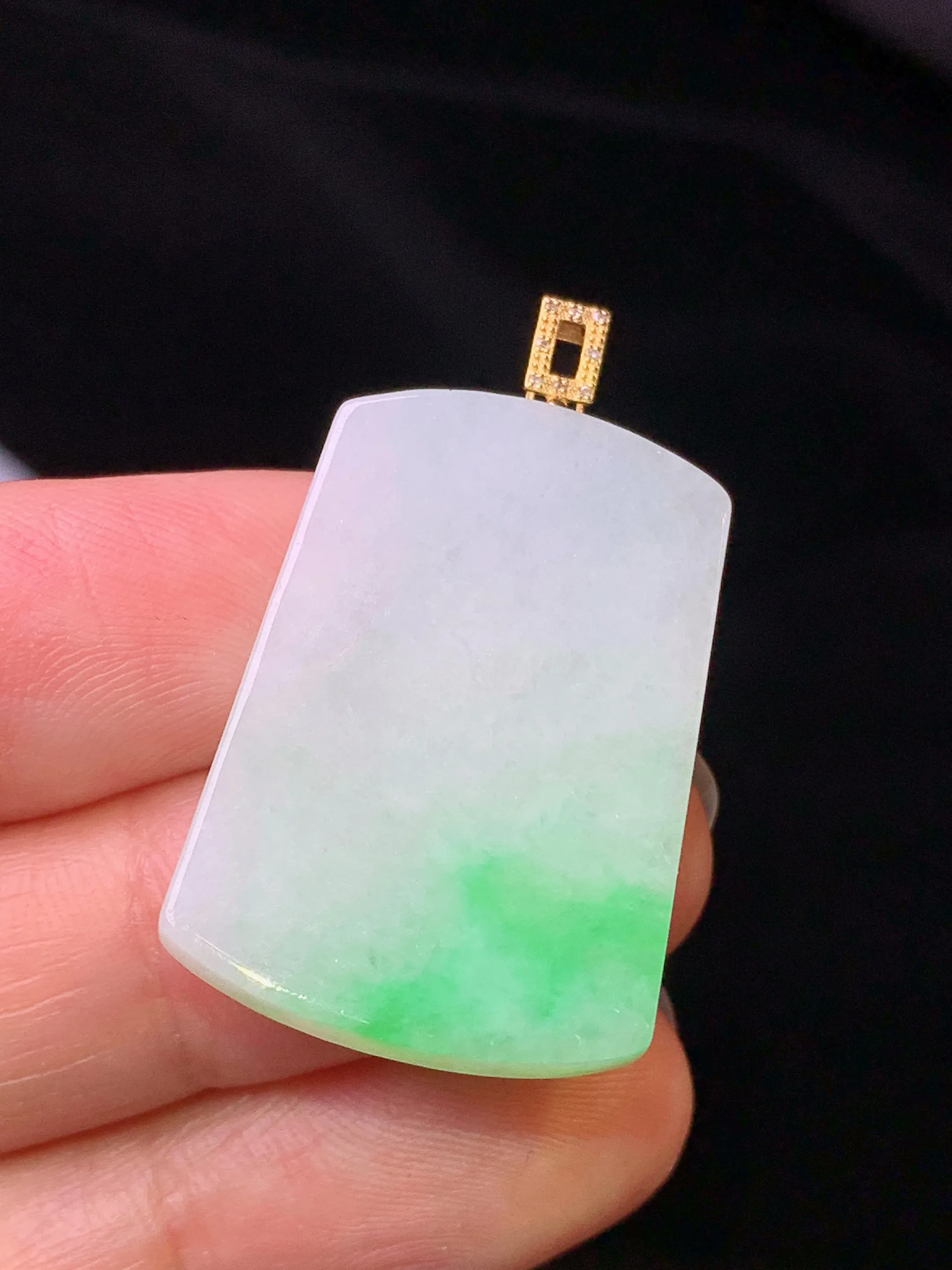 18k金镶嵌飘绿无事牌吊坠 玉质细腻 色泽艳丽清新 整体尺寸34.8*20.2*3.5