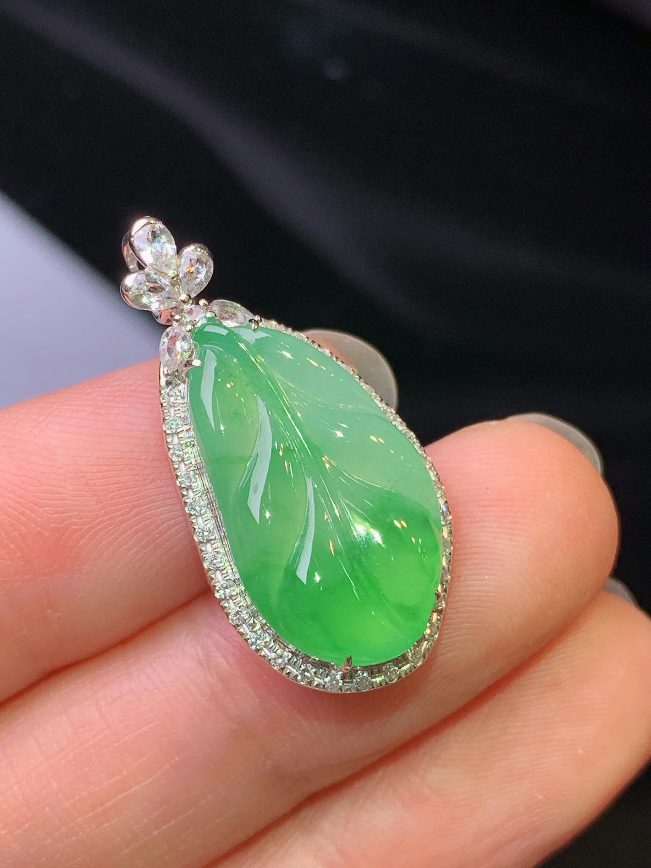 18k金钻镶嵌翠绿树叶吊坠 玉质细腻 色泽艳丽清新 整体尺寸28*14*6.5