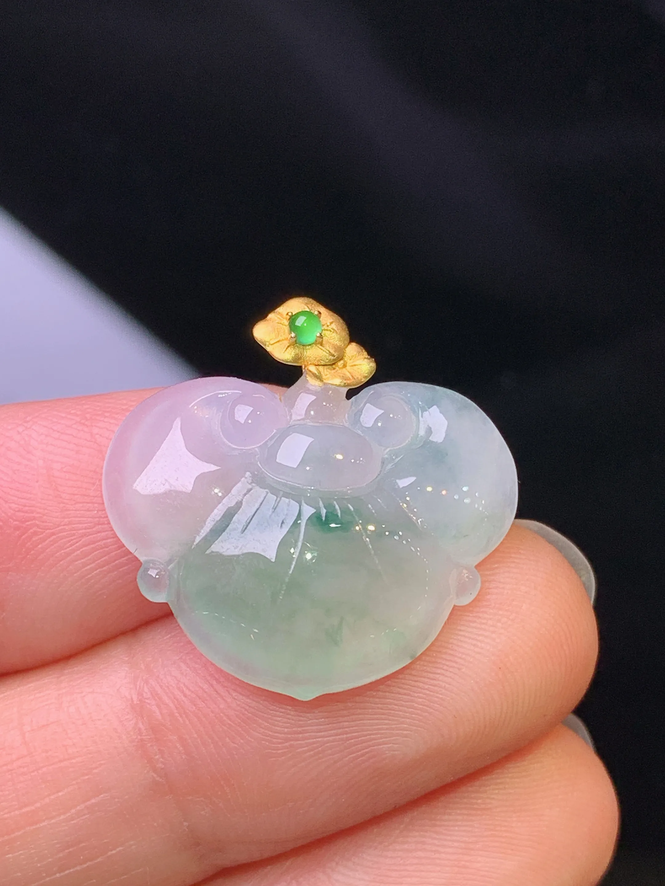 18k金镶嵌飘绿如意头吊坠 玉质细腻 色泽艳丽清新 整体尺寸21.5*21.8*5.7