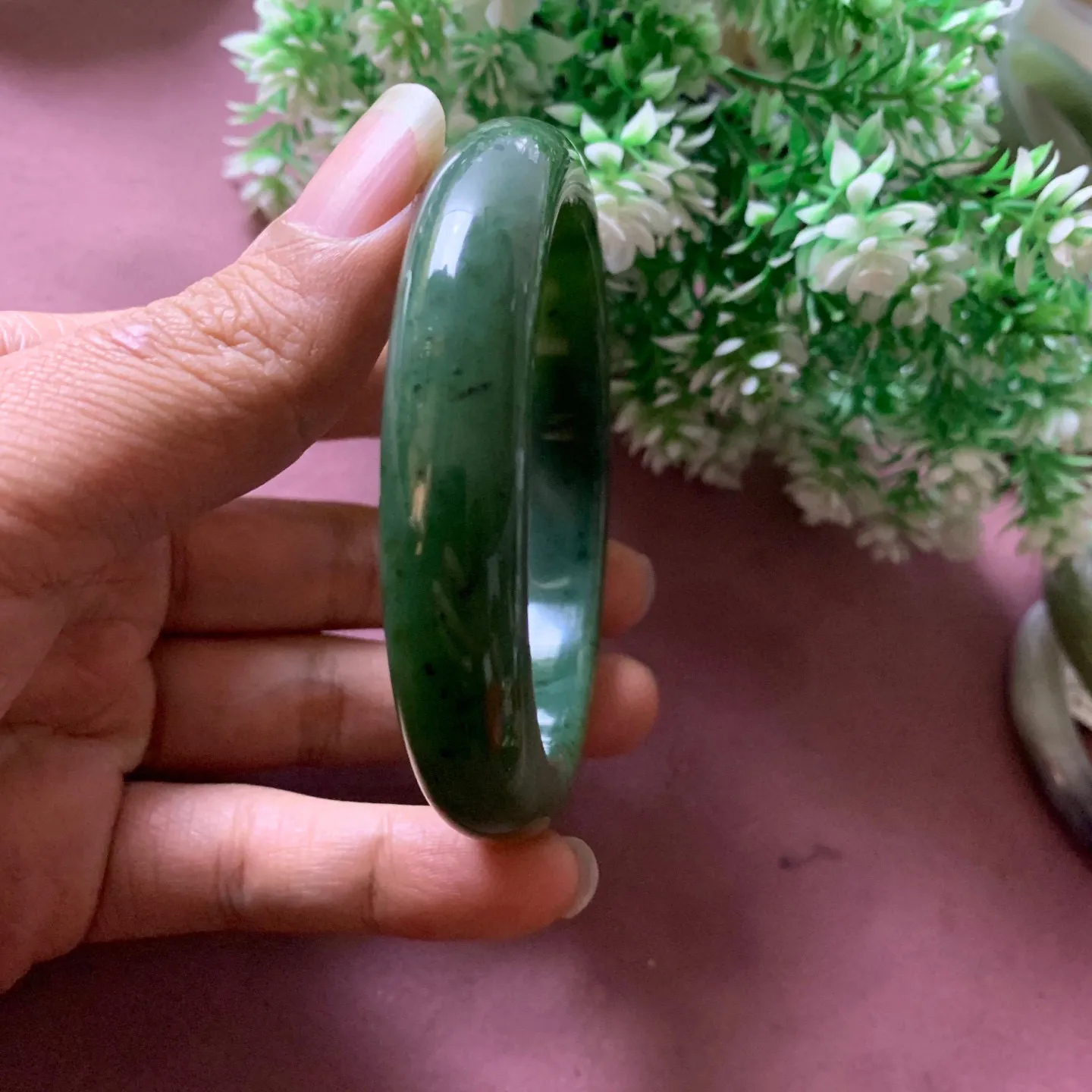 63圈口和田玉菠菜绿碧玉手镯【挽间柔情】，和田玉63圈口手镯，精品粉糖，镯型古朴典雅。在诗情画意的雨