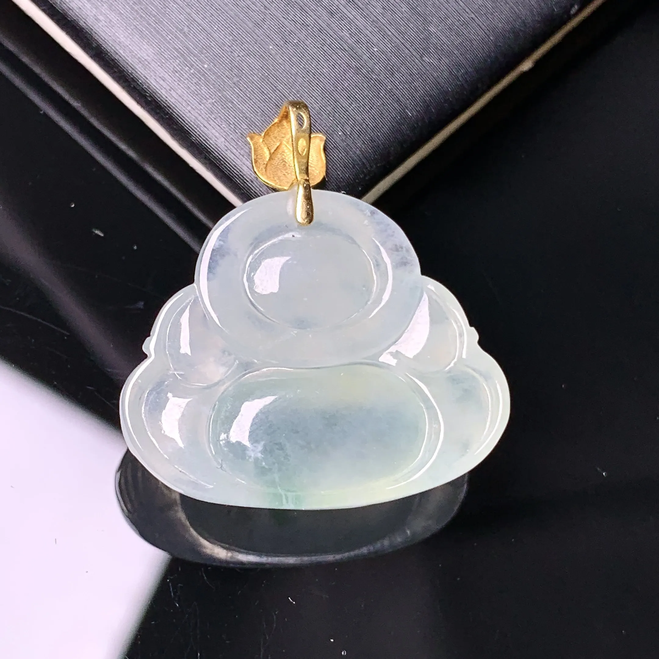 18k金镶嵌冰种飘绿佛公吊坠 玉质细腻 色泽艳丽清新 整体尺寸25*23*6.8