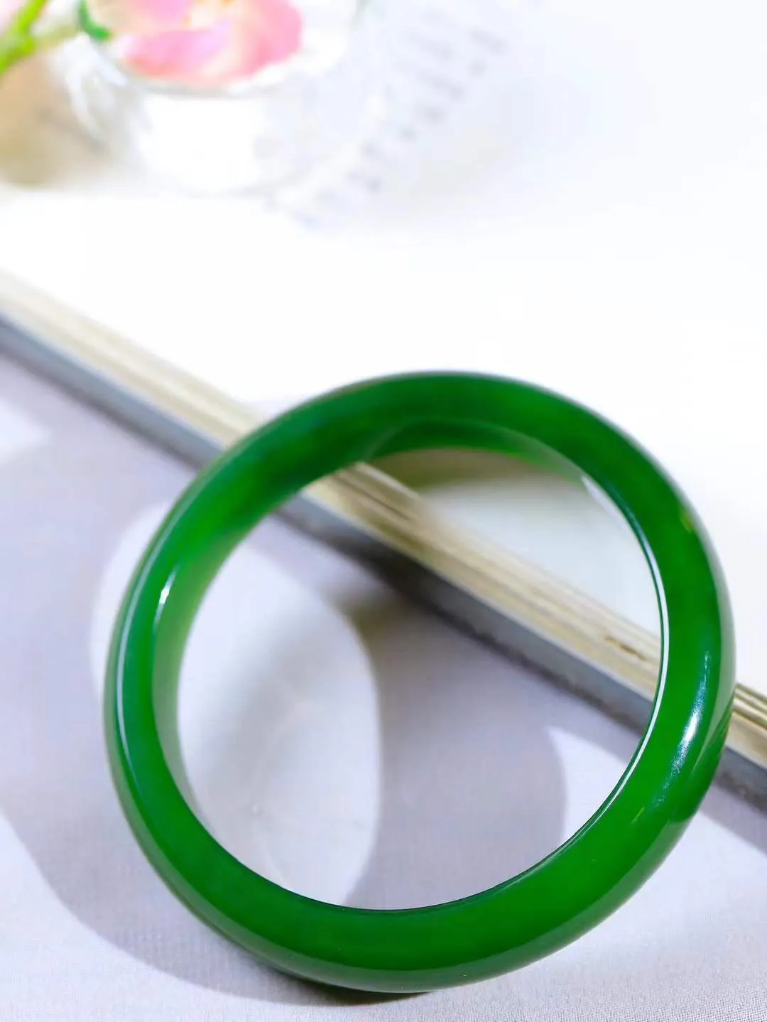 【悠悠芳华.镯】

典藏级和田玉碧玉手镯 玉质温润 青葱岁月，尽收腕中，婉转流畅，凝岁月悠长。盈一眸恬淡，挽一抹绿意。重45克 内径56mm尺寸11.7-7.7mm   86161055A