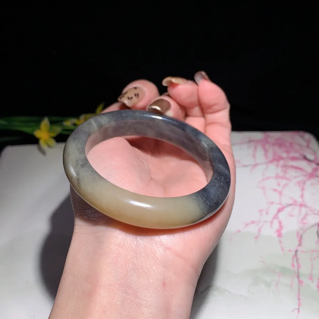 和田玉53圈口楼兰青花糖料手镯！玉质细腻油润 底色纯净  无裂无黑 脂粉好，品质高。