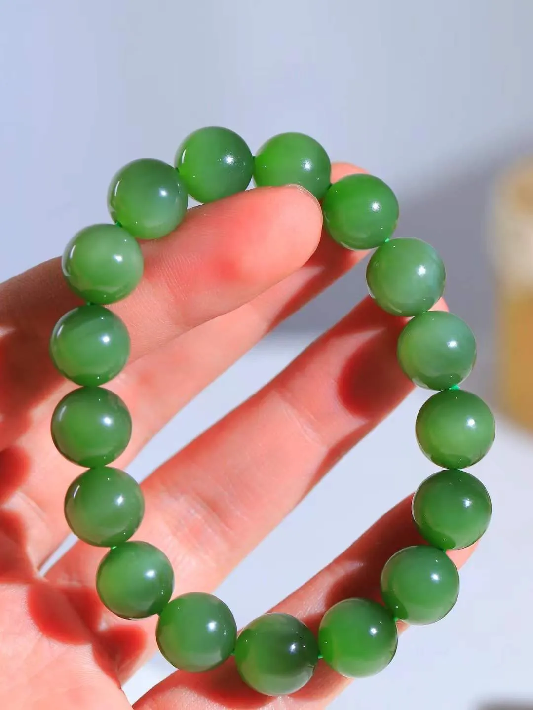 【珠圆玉润.手串】

精品和田玉碧玉猫眼珠圆玉润手串 玉质温润细腻  整串打磨圆润，佩戴舒适。珠珠落玉盘，间关莺语花底滑，一生美好时光，无论身在何处，都有它相伴相守。事事顺遂，幸福美满，吉祥如意。重46.5克 尺寸取一11.9mm FDL-16141000