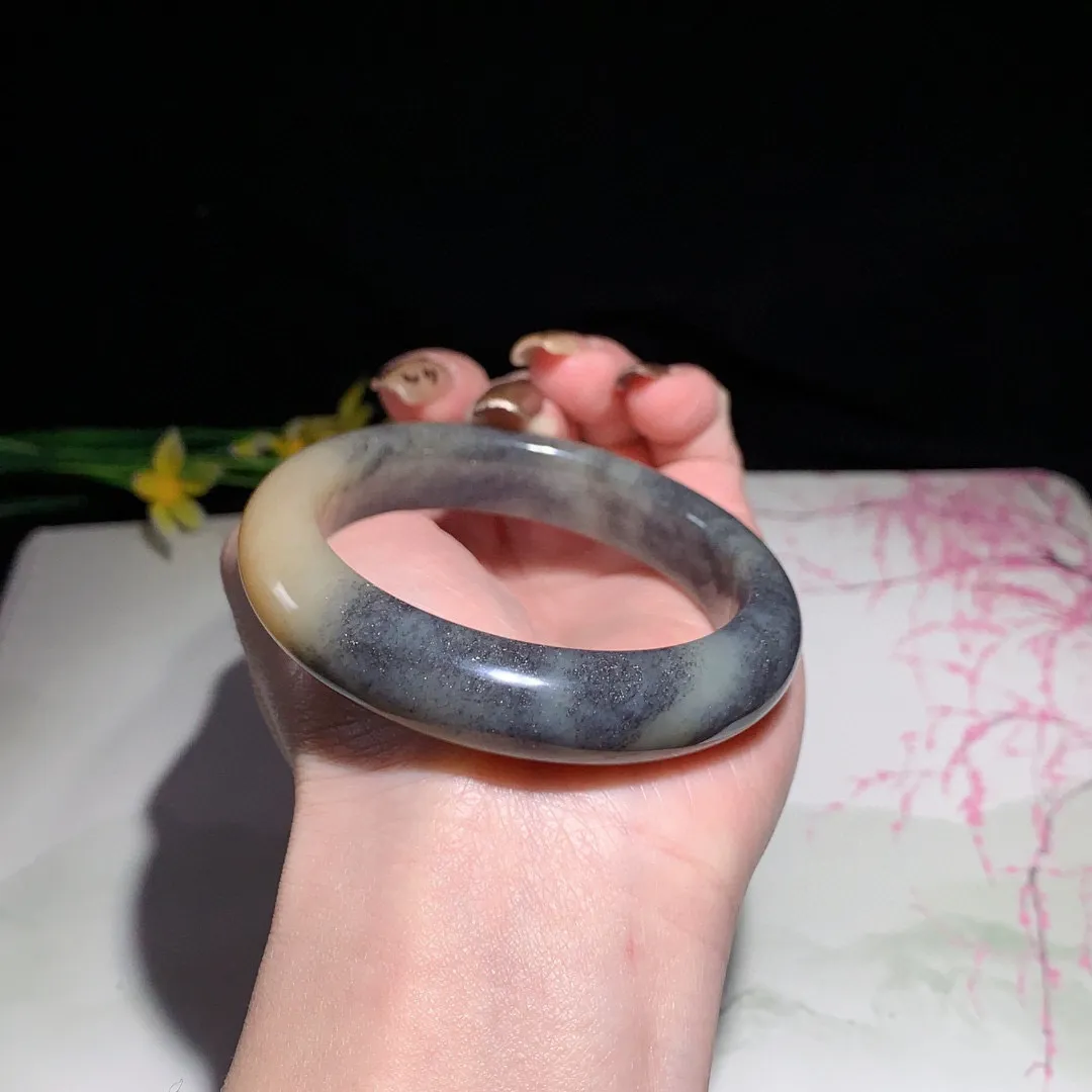 和田玉53圈口楼兰青花糖料手镯！玉质细腻油润 底色纯净  无裂无黑 脂粉好，品质高。