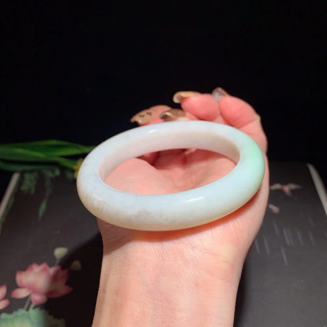 和田玉58圈口翠青手镯！玉质细腻油润 底色纯净 无裂无黑 脂粉好，品质高