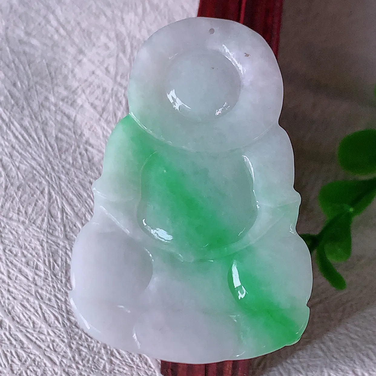 自然光实拍，冰润飘绿翡翠保平安观音菩萨吊坠，玉质莹润，佩戴佳品，#47.10