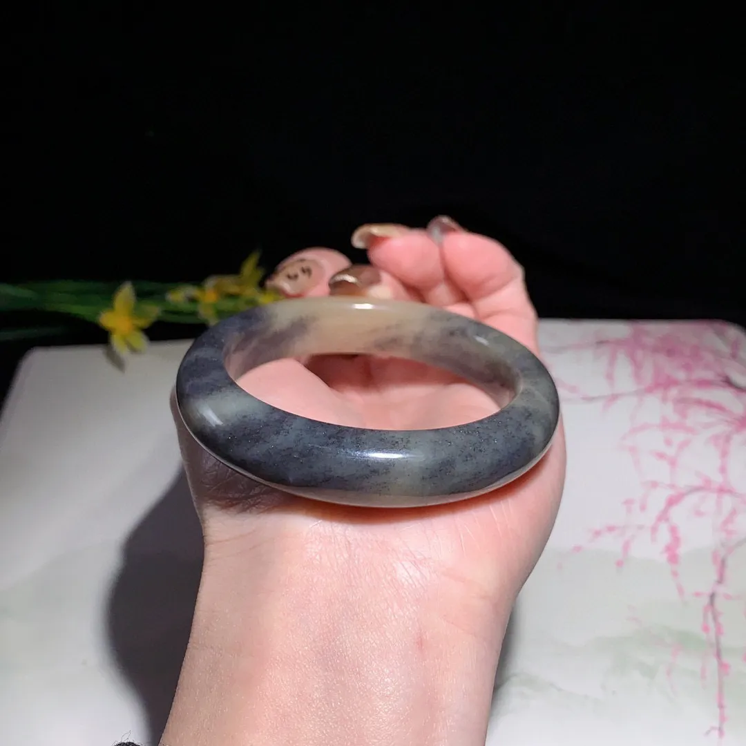 和田玉53圈口楼兰青花糖料手镯！玉质细腻油润 底色纯净  无裂无黑 脂粉好，品质高。