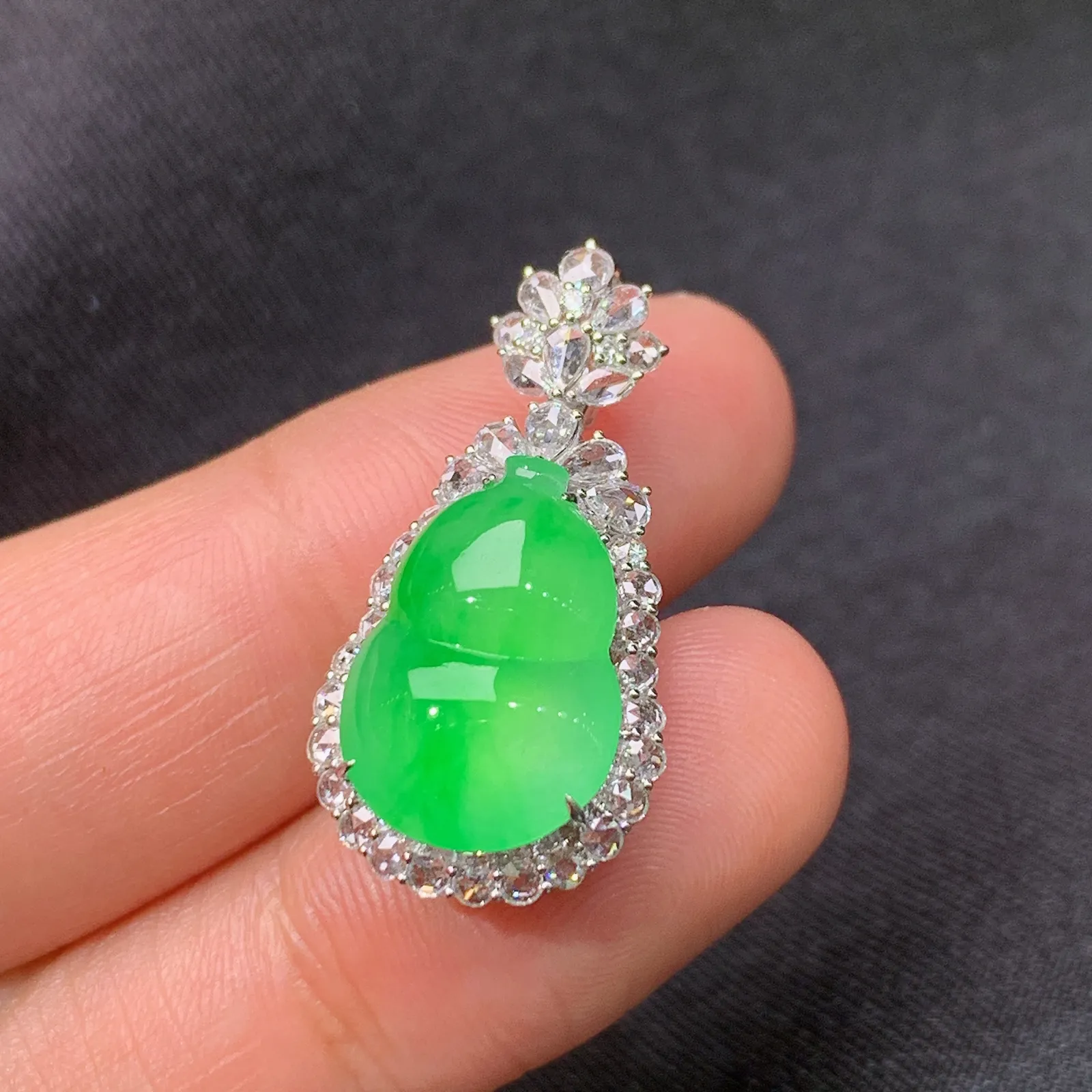 冰阳绿葫芦吊坠，18k金镶嵌，冰润色阳，玉质细腻，种水足，Tl 尺寸26.9*13.7*10