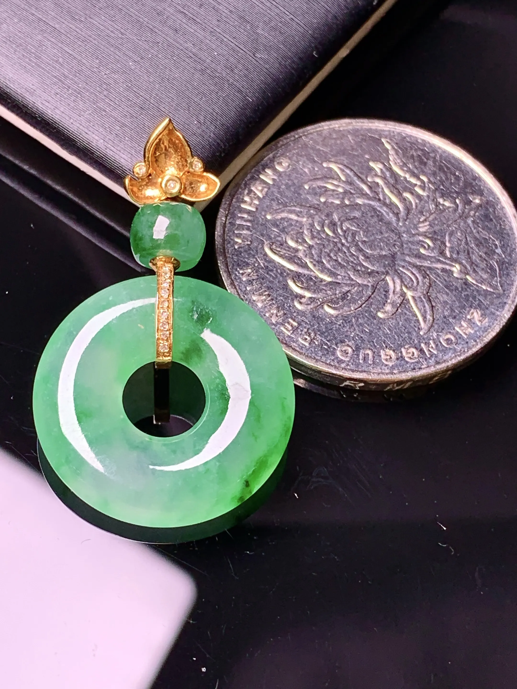 18k金钻镶嵌翠绿平安环吊坠 玉质细腻 色泽艳丽清新 整体尺寸30.5*18.9*3.8
