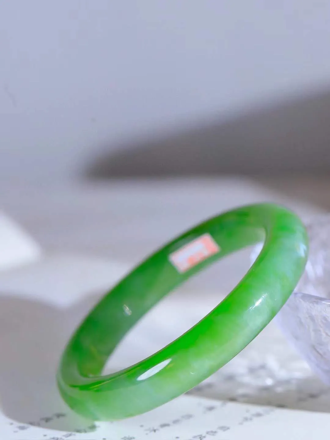 【温润如心.镯】

精品️和田玉碧玉猫眼手镯，精选上等碧玉料，色泽清透，质地细腻。佩戴它，感受千年玉文化的温润与优雅，愿它为您带来平安与幸福。重53克  尺寸57-12-8.5mm  10161011A