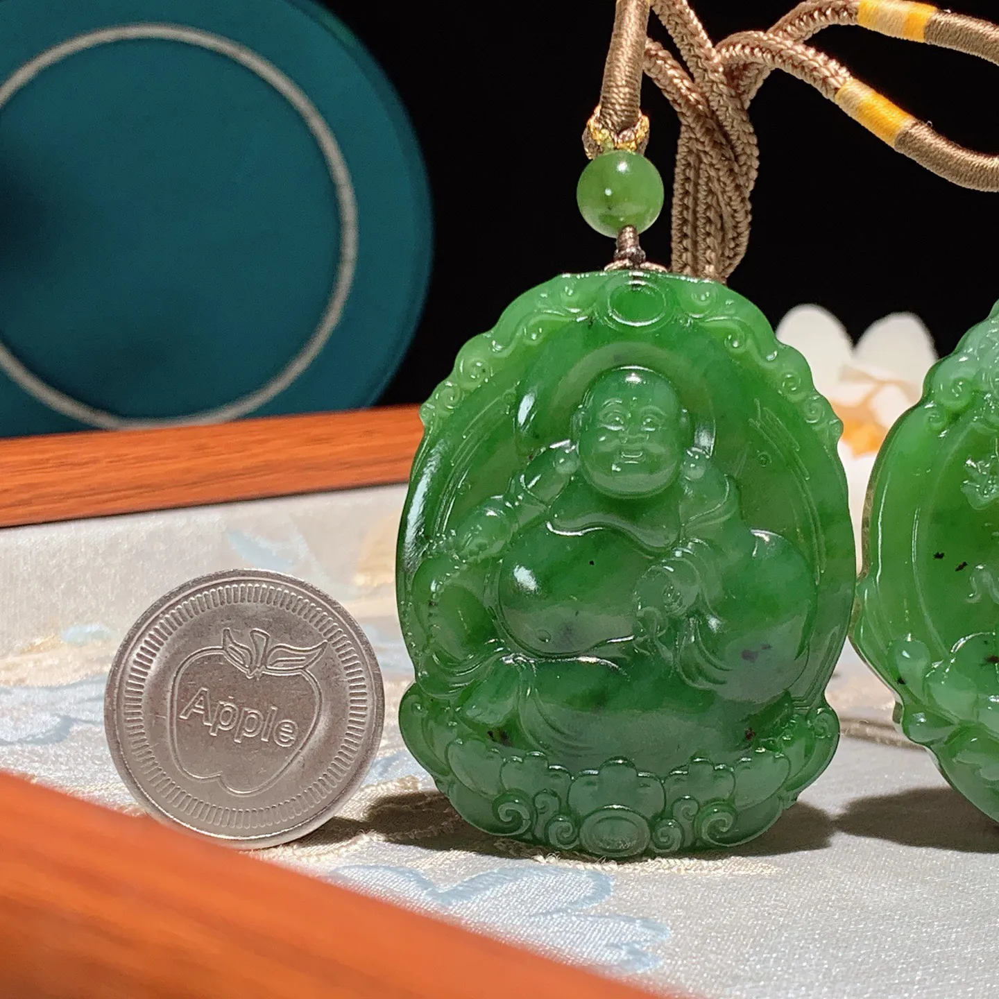 一对和田玉阳绿俄罗斯碧玉观音佛对牌挂件 尺寸54/49/10总重90克。玉质细腻油润。手推出油品相大气。250109