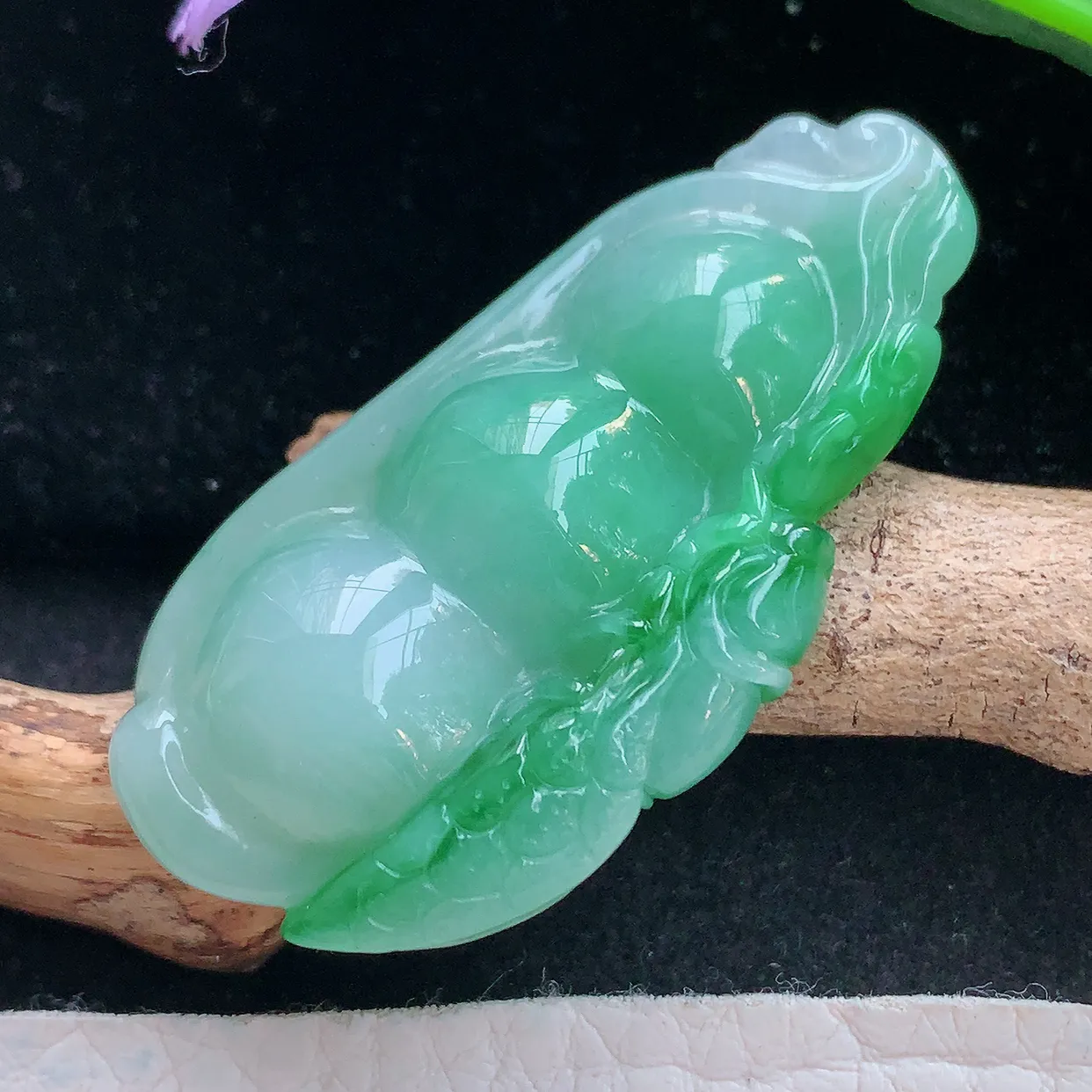 lz实拍42*20.5*7.8缅甸翡翠精雕辣绿一鸣惊人状元豆玉项坠 玉挂件