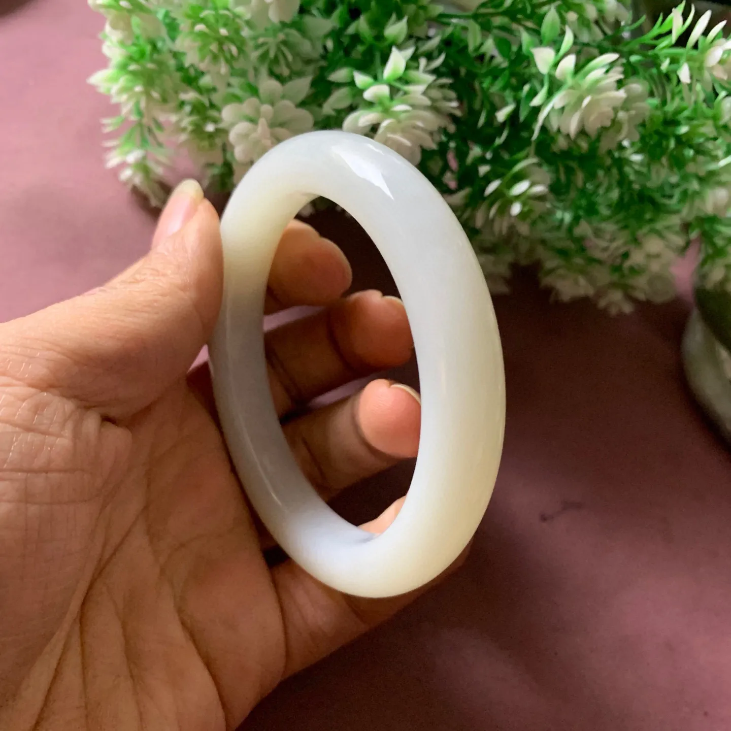 58圈口和田玉白玉手镯【挽间柔情】，和田玉60圈口手镯，精品粉糖，镯型古朴典雅。在诗情画意的雨巷相遇，你是我腕间的一抹风情，有你眸有深情.清风荡漾湖间静水，我愿俯身低眉，在烟波涟漪处寻