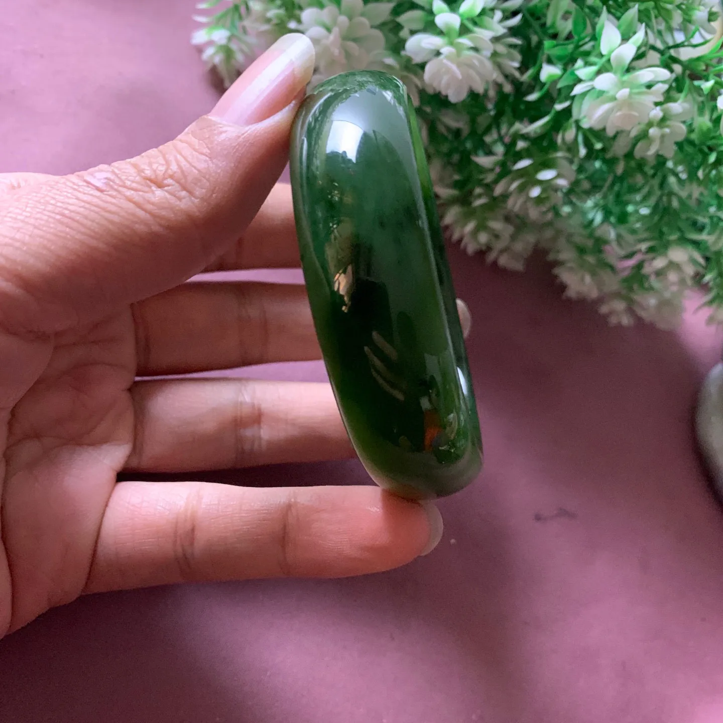 58圈口和田玉碧玉菠菜绿宽版手镯【挽间柔情】，和田玉58圈口宽版手镯，精品粉糖，镯型古朴典雅。在诗情画意的雨巷相遇，你是我腕间的一抹风情，有你眸有深情.清风荡漾湖间静水，我愿俯身低眉，在烟波涟漪处寻