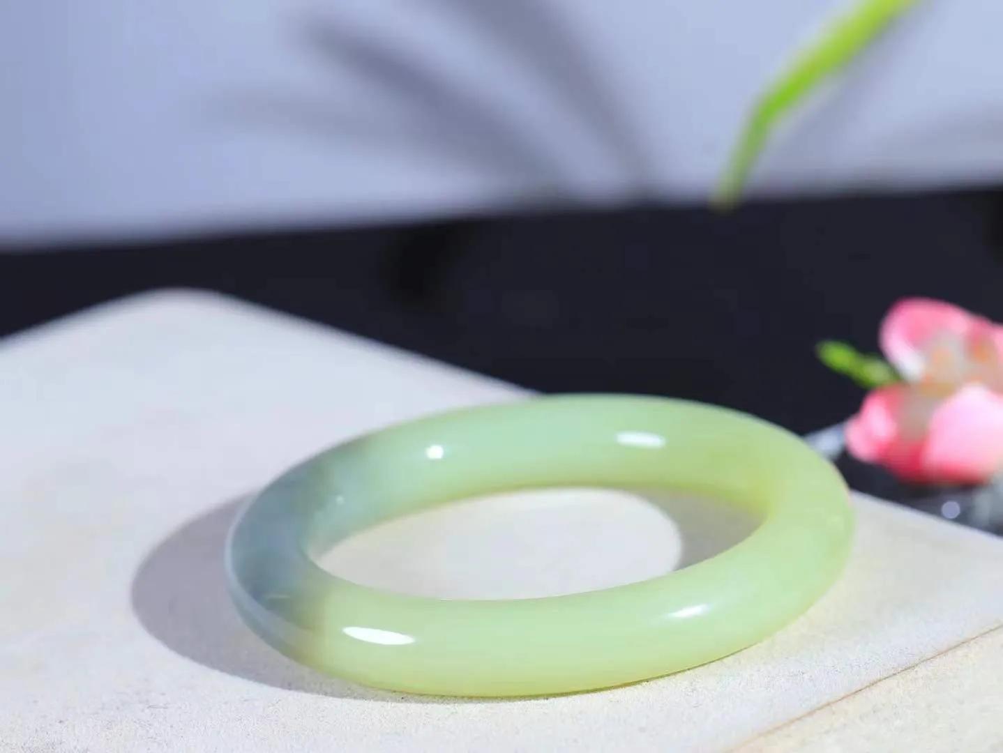 【花样年华·手镯】

精品和田玉双色圆条手镯，质地油润细腻，色泽高贵典雅，镯型古朴典雅。在诗情画意