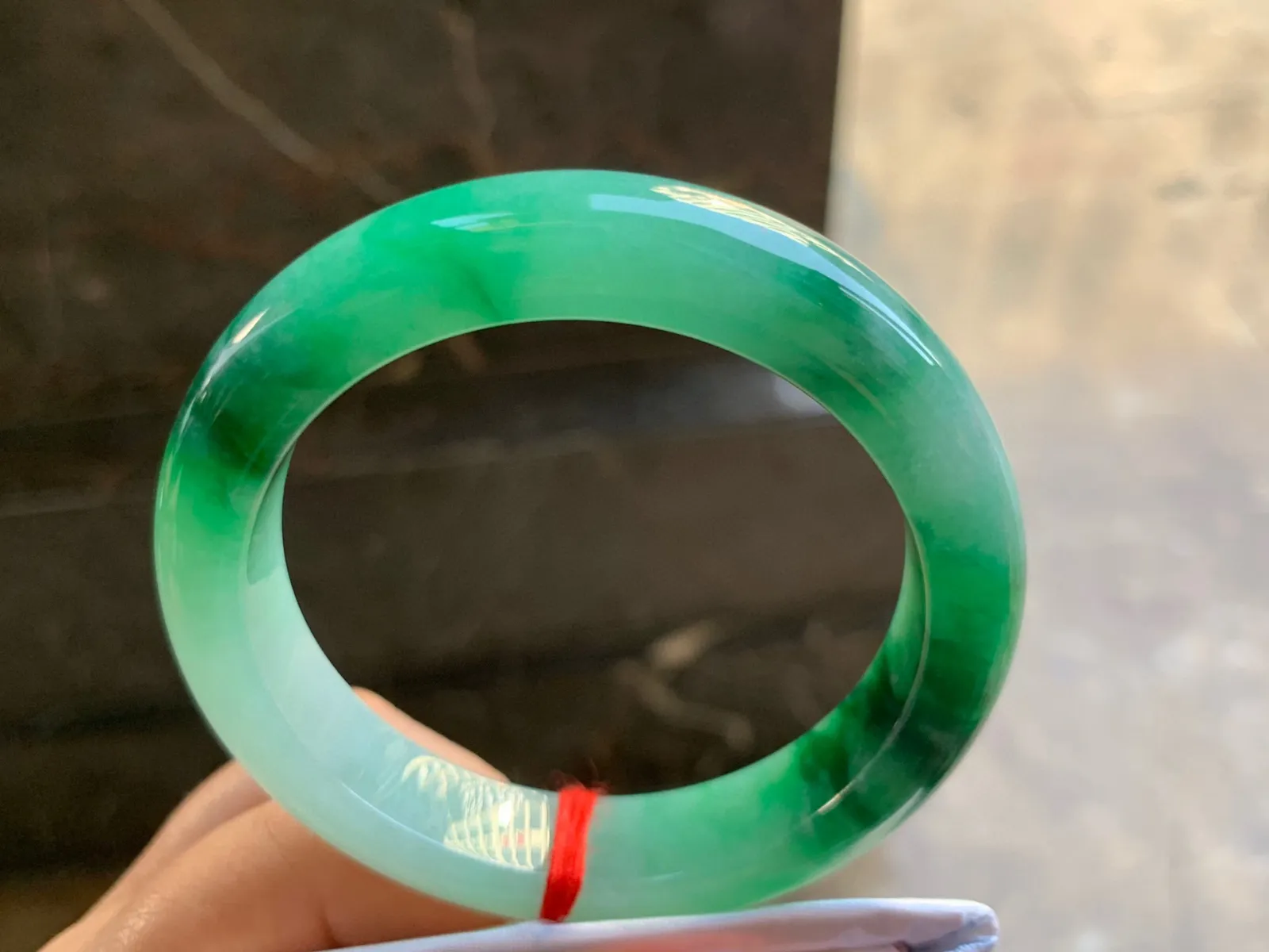 55-12.3-8.8mm
带色手镯 底子细腻 颜色辣绿 推荐
气质