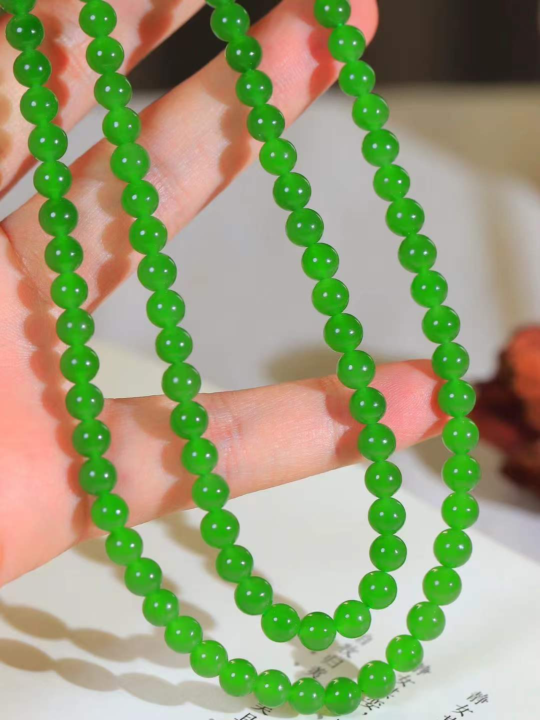 【珠圆玉润.项链】

精品和田玉碧玉珠圆玉润项链 玉质温润细腻  整串打磨圆润，佩戴舒适。珠珠落玉盘，间关莺语花底滑，一生美好时光，无论身在何处，都有它相伴相守。事事顺遂，幸福美满，吉祥如意。重40.9克 尺寸取一6mm  791252978A