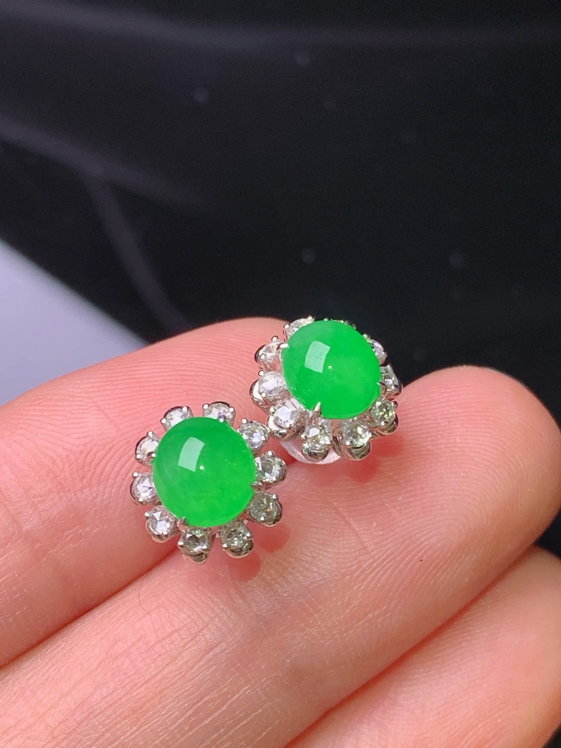 18k金钻镶嵌满绿蛋面耳钉 玉质细腻 色泽艳丽清新 整体尺寸9.8*9.3*6.8