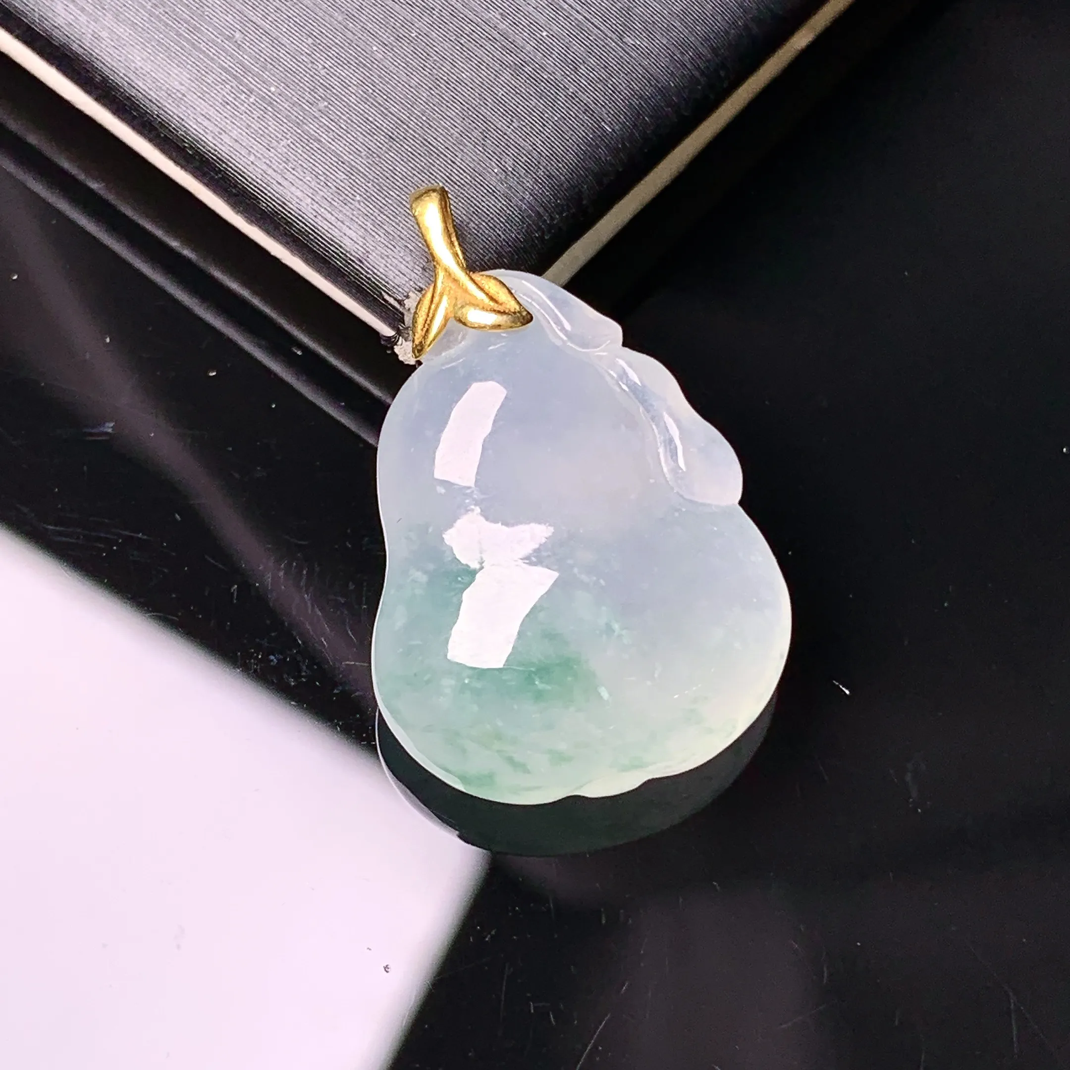 18k金镶嵌冰种葫芦吊坠 玉质细腻 色泽艳丽清新 整体尺寸24*16*6.6