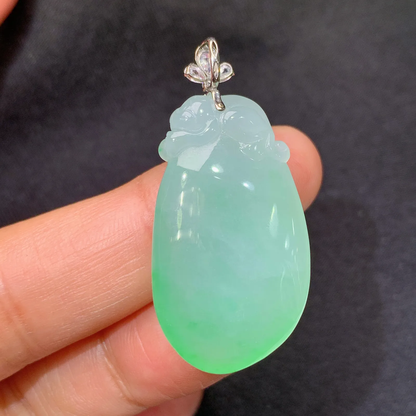 飘绿福瓜吊坠，18k金十莫桑钻镶嵌，冰润饱满，玉质细腻，种水足，Xz 尺寸30.1*17.4*7.6