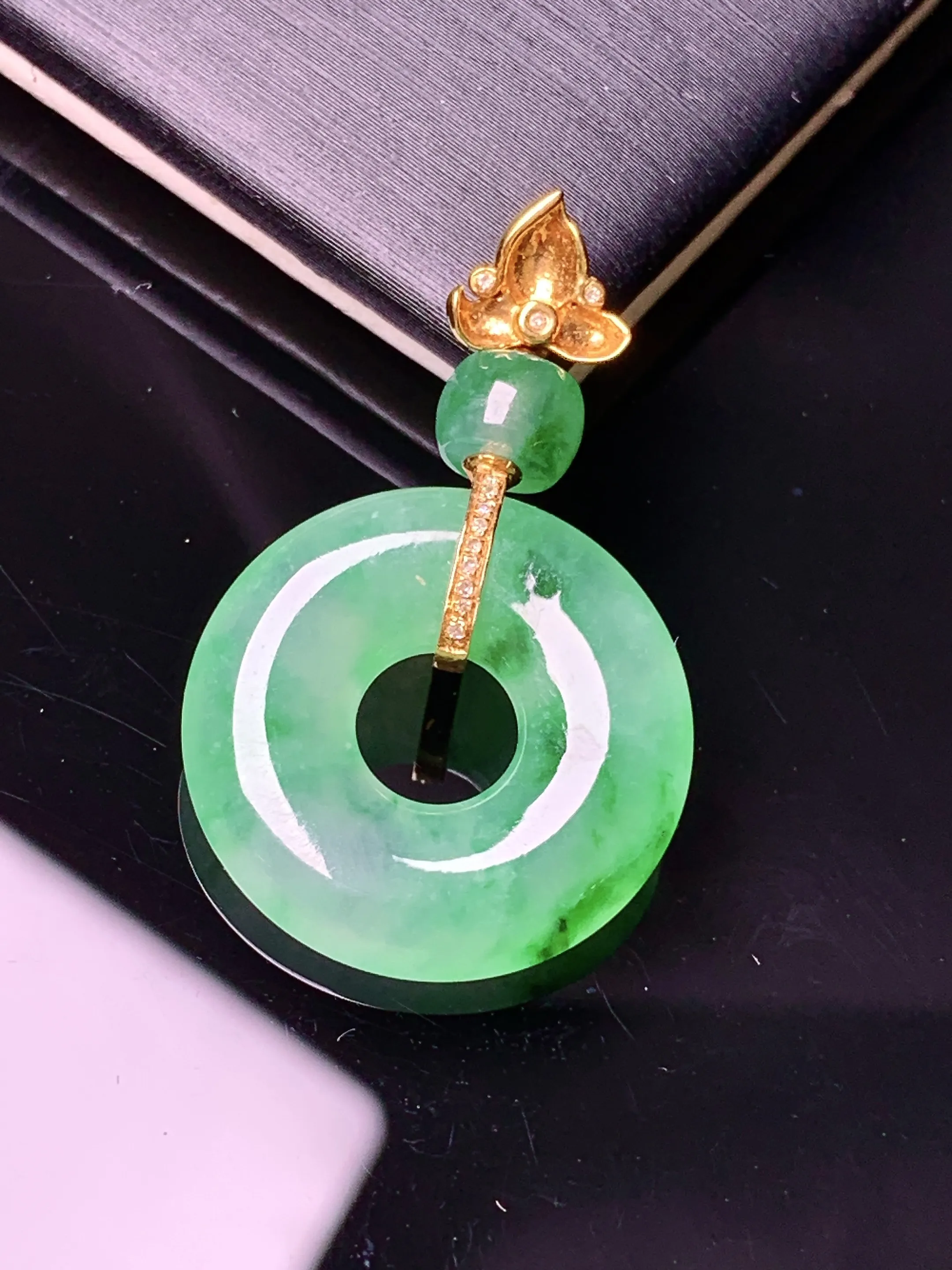 18k金钻镶嵌翠绿平安环吊坠 玉质细腻 色泽艳丽清新 整体尺寸30.5*18.9*3.8