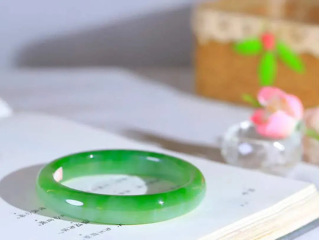 【温润如心.镯】

精品️和田玉碧玉猫眼手镯，精选上等碧玉料，色泽清透，质地细腻。佩戴它，感受千年