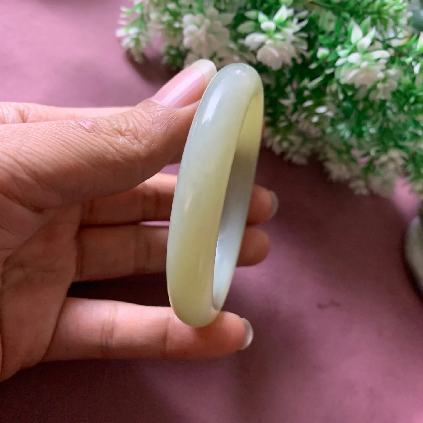 57.5圈口和田玉清水色手镯【挽间柔情】，和田玉57.5圈口手镯，精品粉糖，镯型古朴典雅。在诗情画意的雨巷相遇，你是我腕间的一抹风情，有你眸有深情.清风荡漾湖间静水，我愿俯身低眉，在烟波涟漪处寻