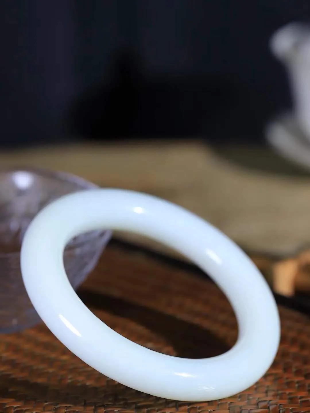 【玉佳人·手镯】

精品️和田玉白玉圆条手镯 ，玉质细腻油润，做工细致精美，端庄素雅，亭亭玉立，芊芊素手。芊芊素手，怎能忘镯？秀美镯型，更显婀娜。内径60mm 尺寸12.5-12.5mm重84.5克69121080L