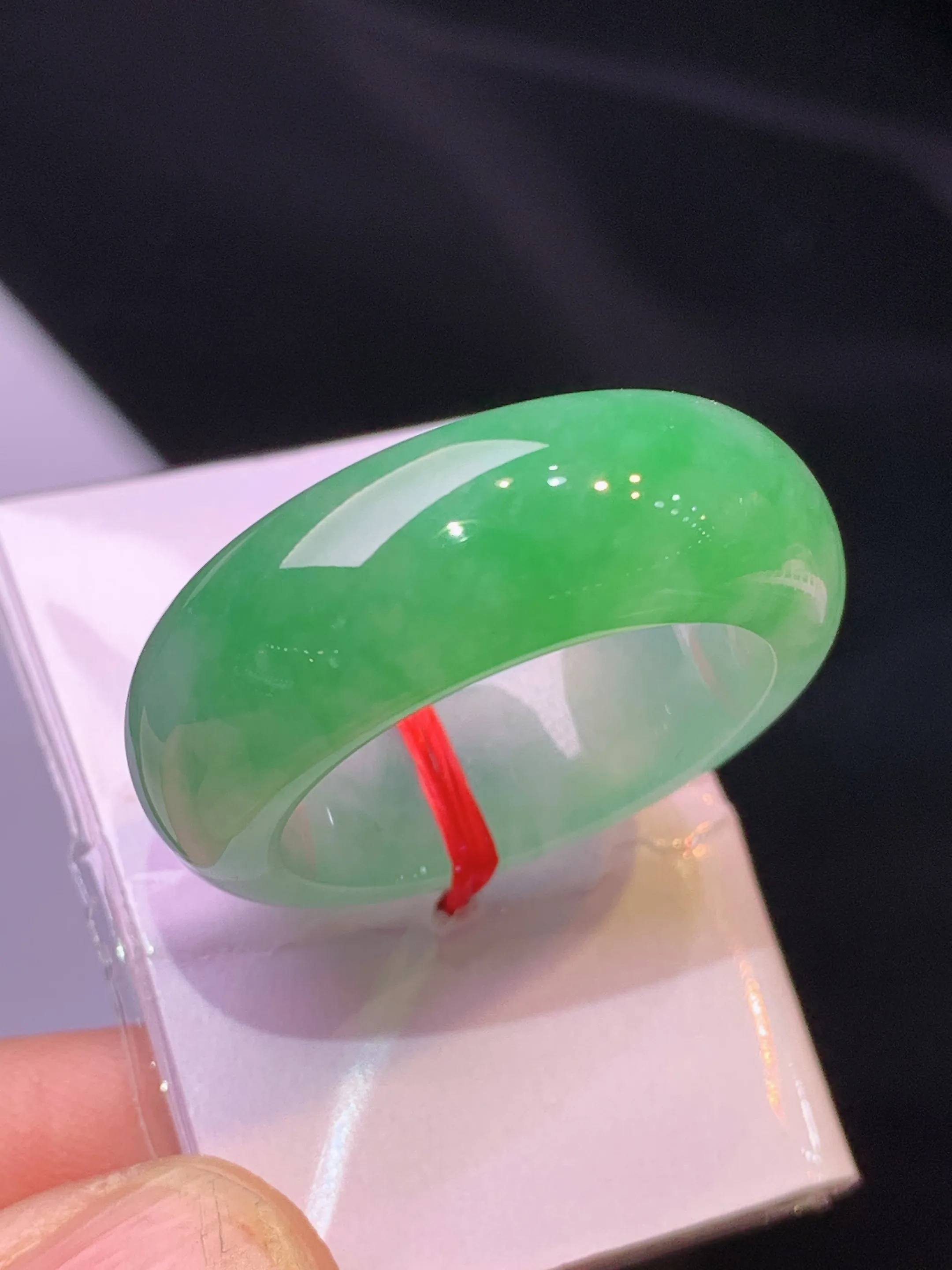 翠绿指环 吊坠 玉质细腻 色泽艳丽清新 圈口20 整体尺寸28.2*8.8*4.5