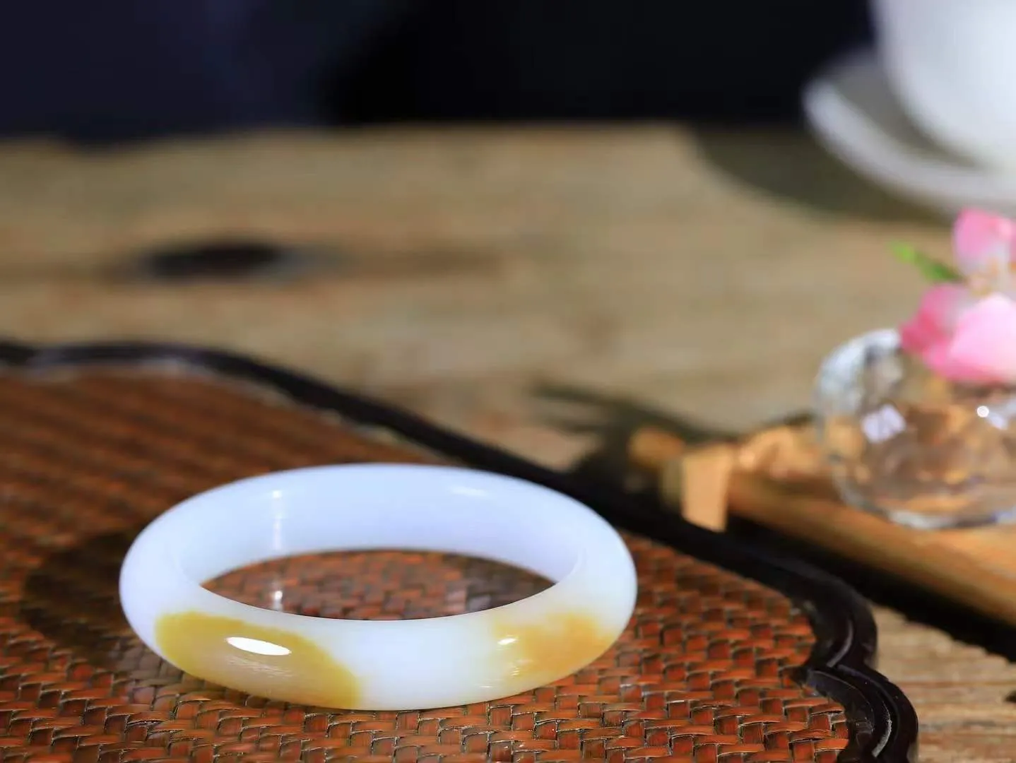 【贵妃镯.玉腕清响】    

精品和田玉糖白玉贵妃镯，玉质温润细腻 油性十足 相传杨贵妃十分