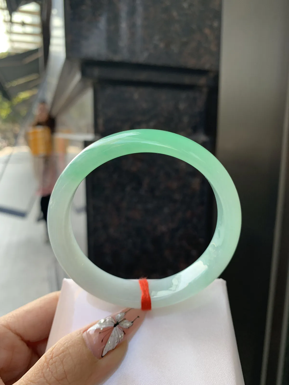 冰胶阳绿半山水
59.5-13.4-7.5底妆水润细腻，半截甜阳翠色肆意流淌，娇艳欲滴，半山半水，宛如春日里的繁华盛景