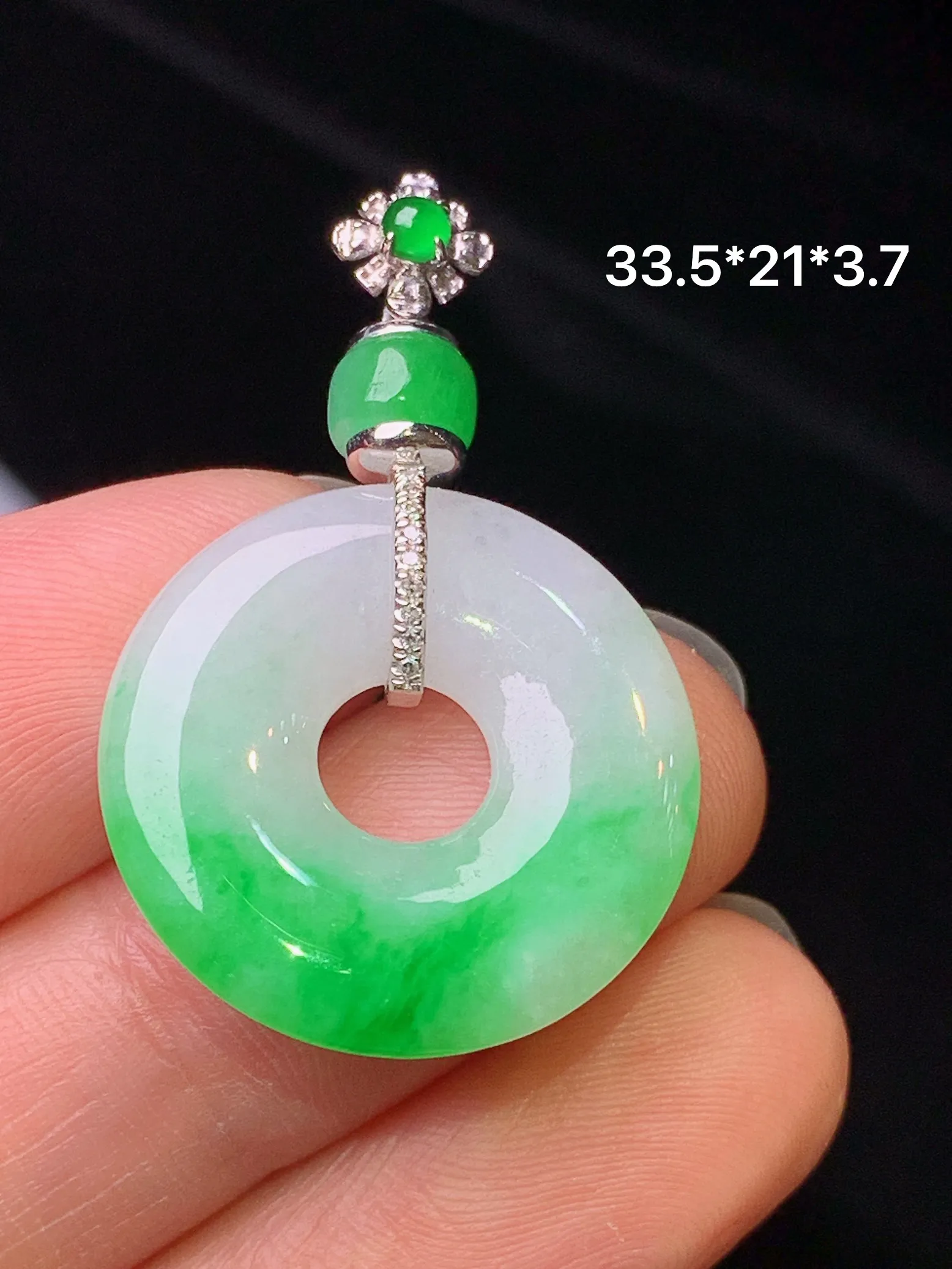 18k金钻镶嵌飘绿平安扣吊坠 玉质细腻 色泽艳丽清新 整体尺寸33.5*21*3.7