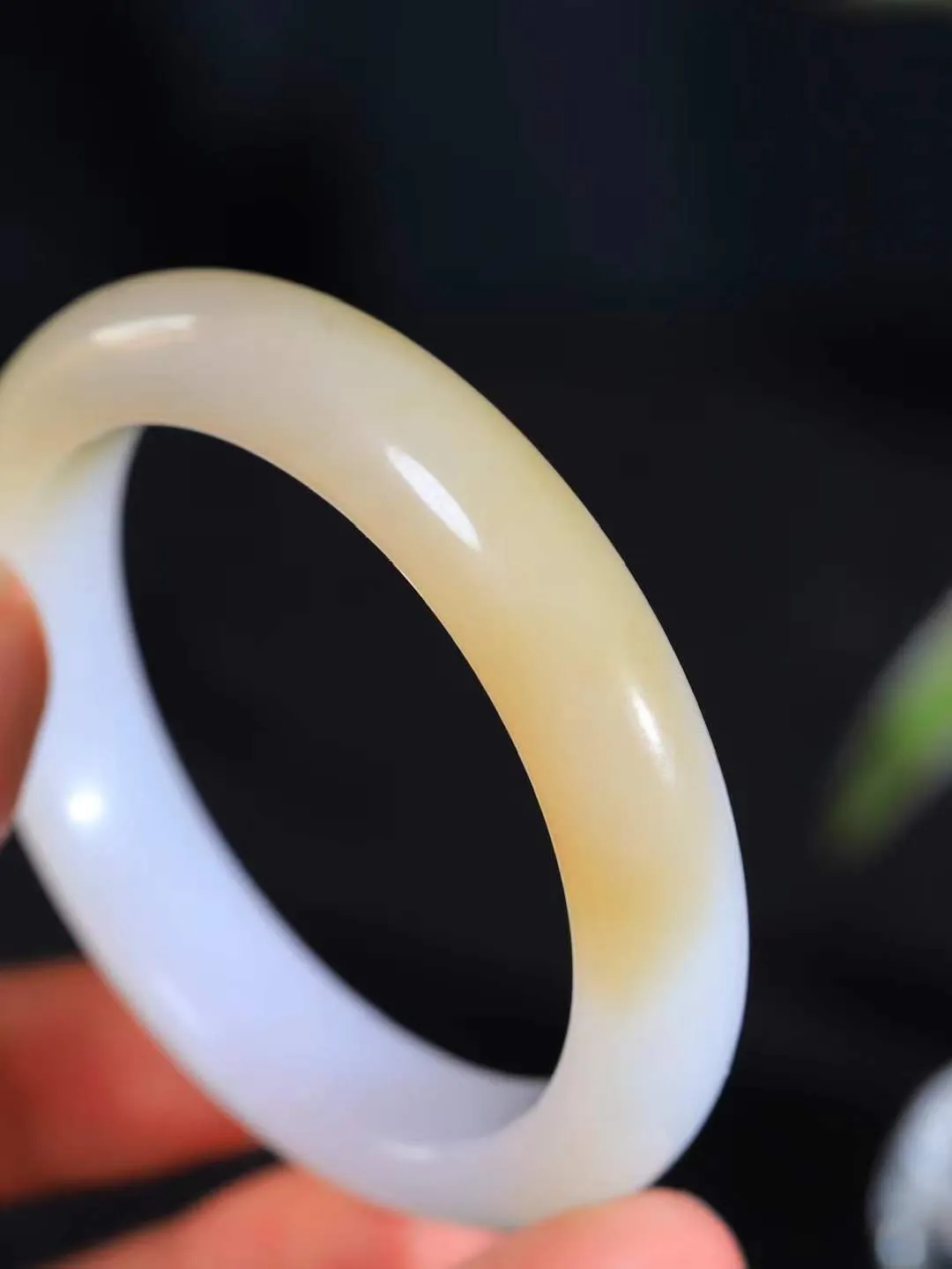 （温柔雅致.手镯）

精品️和田玉糖白玉手镯。镯型饱满，温润细腻，脂润沁香。️执一卷书，沏一盏茶，着一袭裙，戴一只镯。淡淡浅笺，素心若兰，静赏玉中诗画。悠悠岁月，芊手轻摘，盛满诗样芳华。重54.3克   尺寸54.9-12.5-8.6mm    FDA-321202900